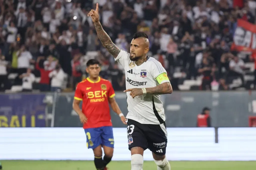 Arturo Vidal está en duda en Colo Colo por sus problemas físicos, lo que obliga a pensar en la salida desde atrás. Foto: Photosport.