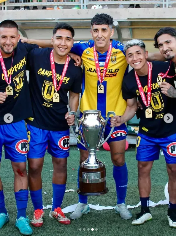 Ubal, Cordero, González, Fuentealba y Rojas, los jugadores ‘azules’ del Campanil que ganó el trofeo en la Primera B. (Instagram).