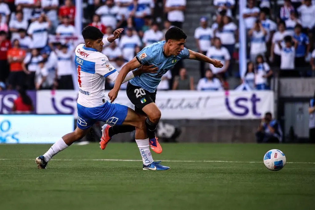 Ignacio Pérez lucha un balón ante Felipe Ogaz en la victoria de O’Higgins sobre la UC. (Diego Martin/Photosport).