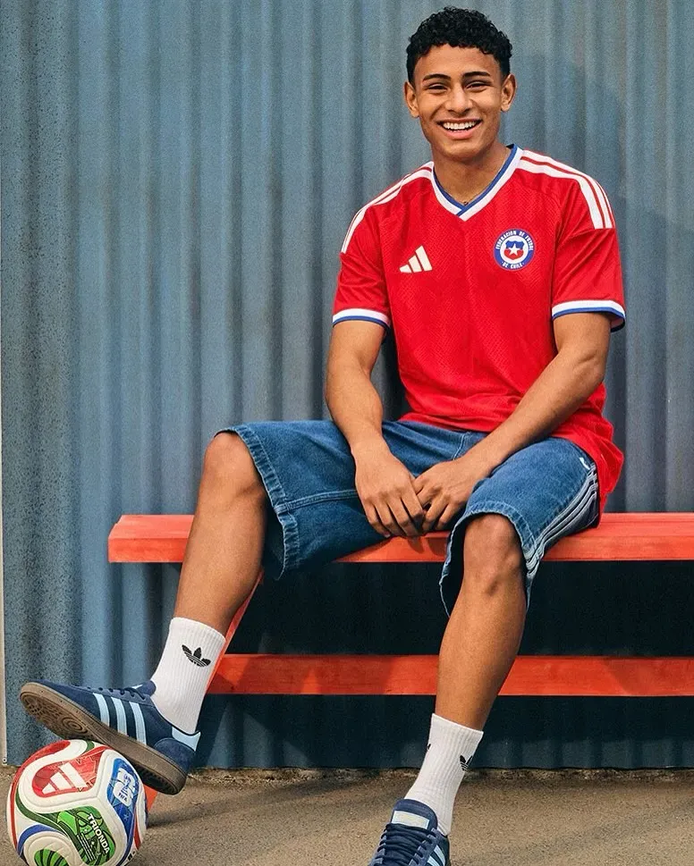 Juan Francisco Rossel con la nueva camiseta de la selección chilena. | Foto: Adidas.