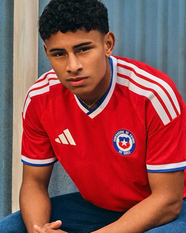 Juan Francisco Rossel con la nueva camiseta de la selección chilena. | Foto: Adidas.