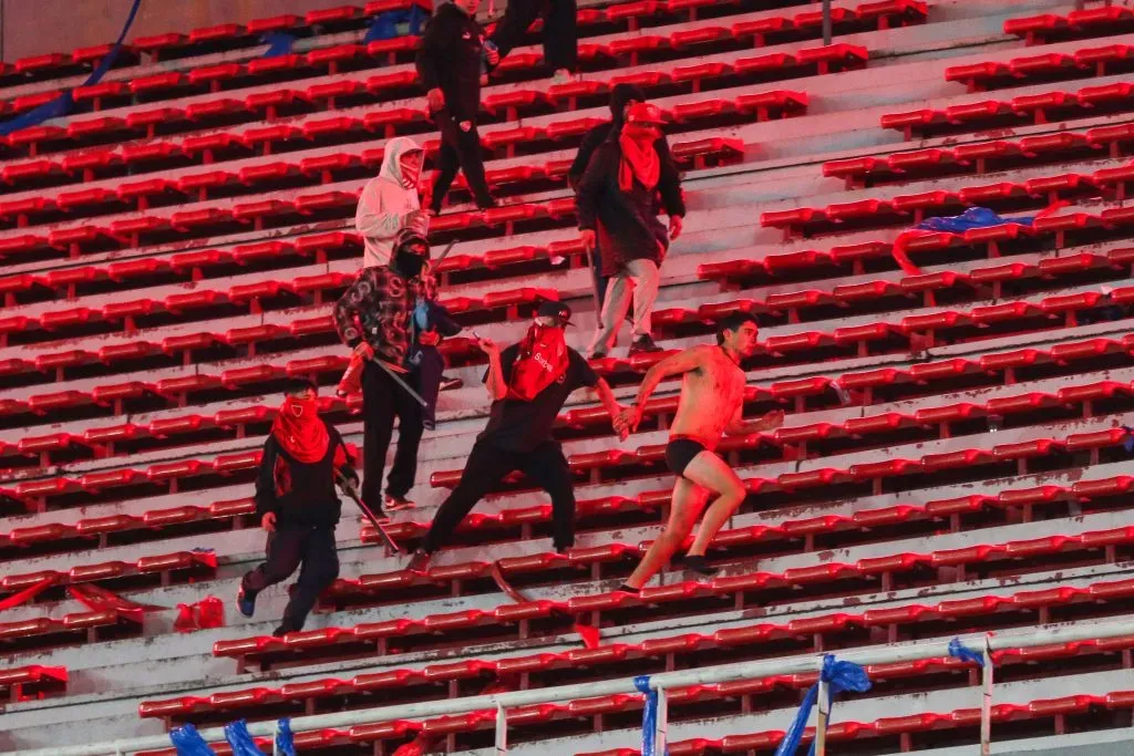 Una de las duras imágenes en Avellaneda con hinchas de U de Chile