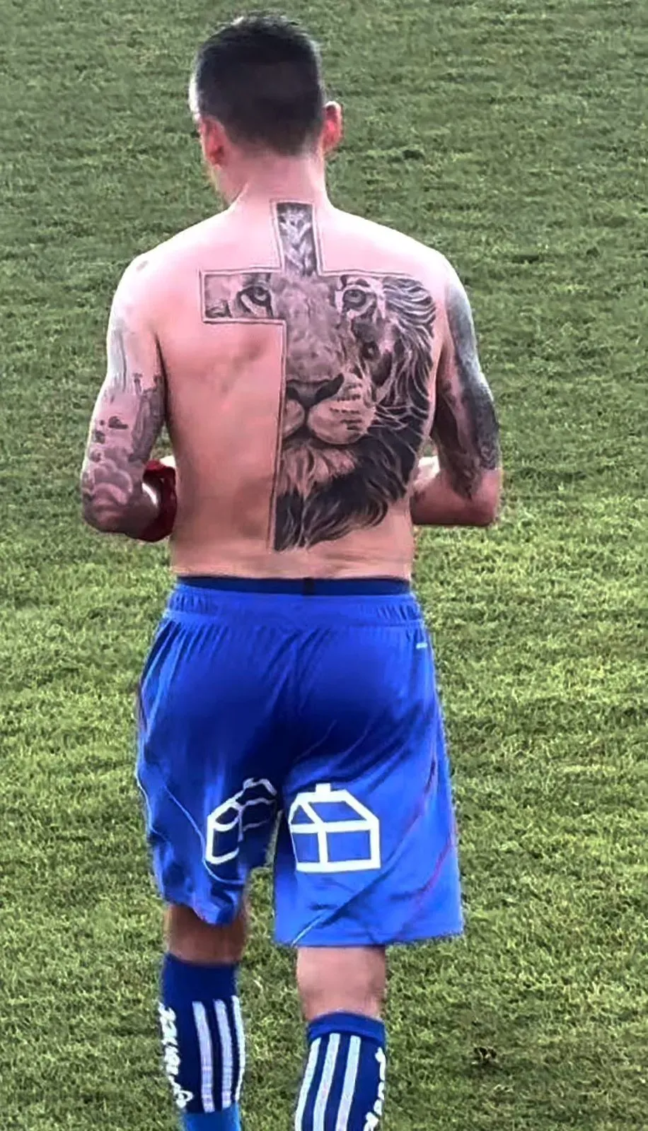 La imagen de Aránguiz con el léon rápidamente se viralizó en redes sociales.