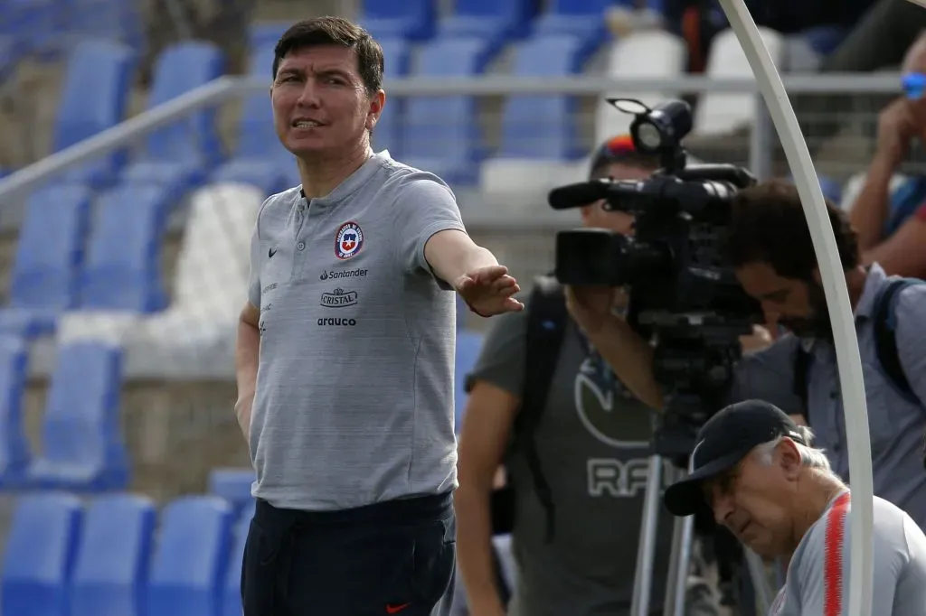 El Flaco Leiva se pone a la fila para apoyar con ilusión a La Roja sub 17 de Sebastián Miranda pese a debut con derrota ante Francia en el Mundial.