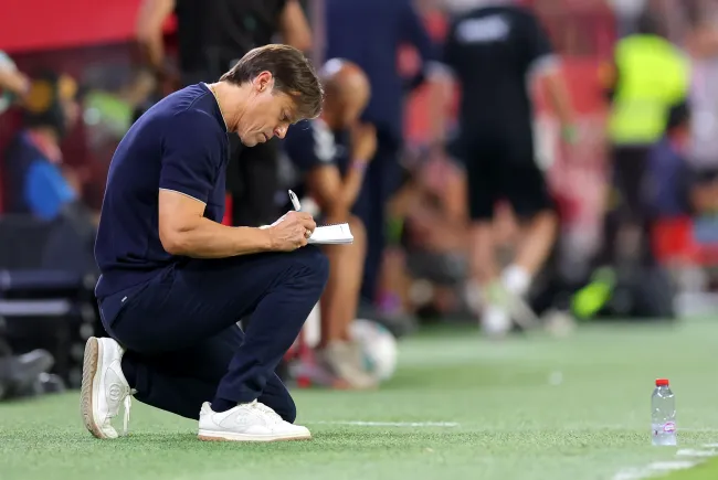 Matías Almeyda toma nota en el Sevilla. (Fran Santiago/Getty Images).