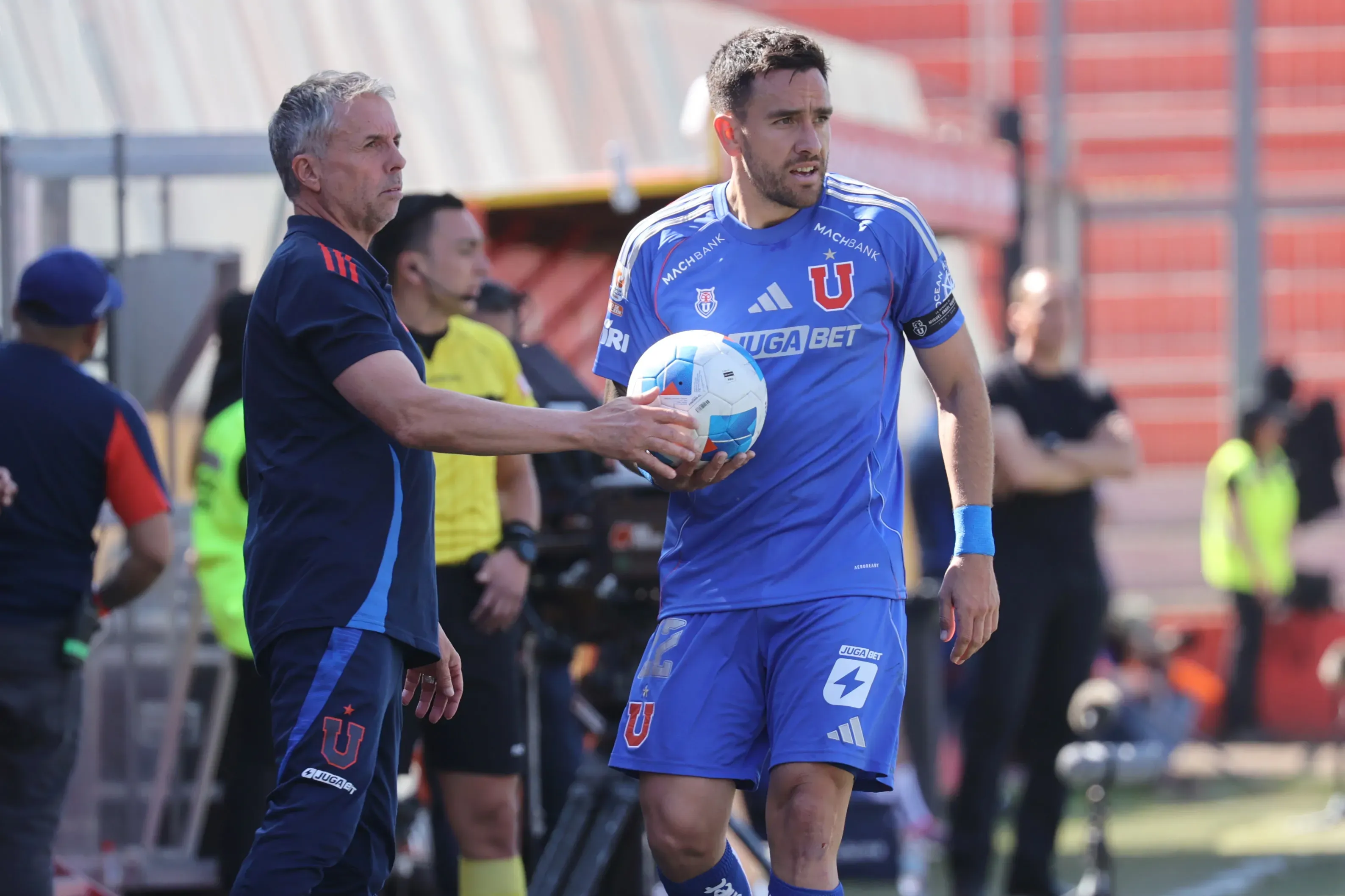 Los referentes de la U le han entregado todo el respaldo al técnico Álvarez. Foto: Dragomir Yankovic/Photosport