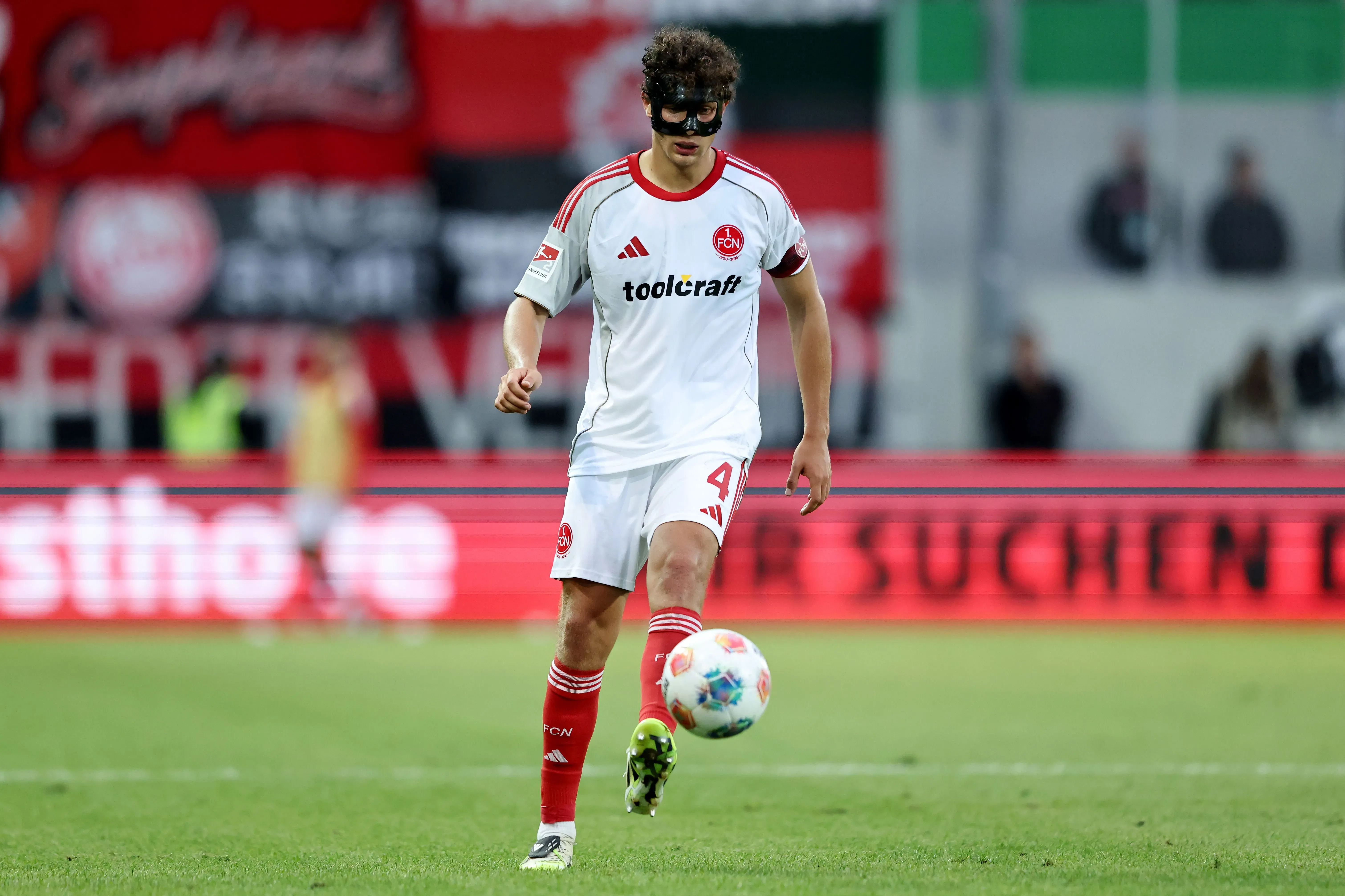 Fabio Gruber en acción por el Nuremberg. (Christof Koepsel/Getty Images).
