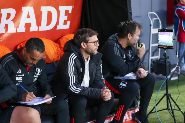 Manuel Barreto visitó Santiago con la selección de Perú, que cayó 2-1. (Pepe Alvujar/Photosport).