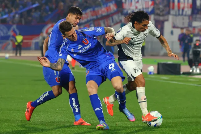 Luciano Cabral en acción ante Universidad de Chile. Está muy cuestionado por los hinchas del Rojo. (Marcelo Hernandez/Getty Images).