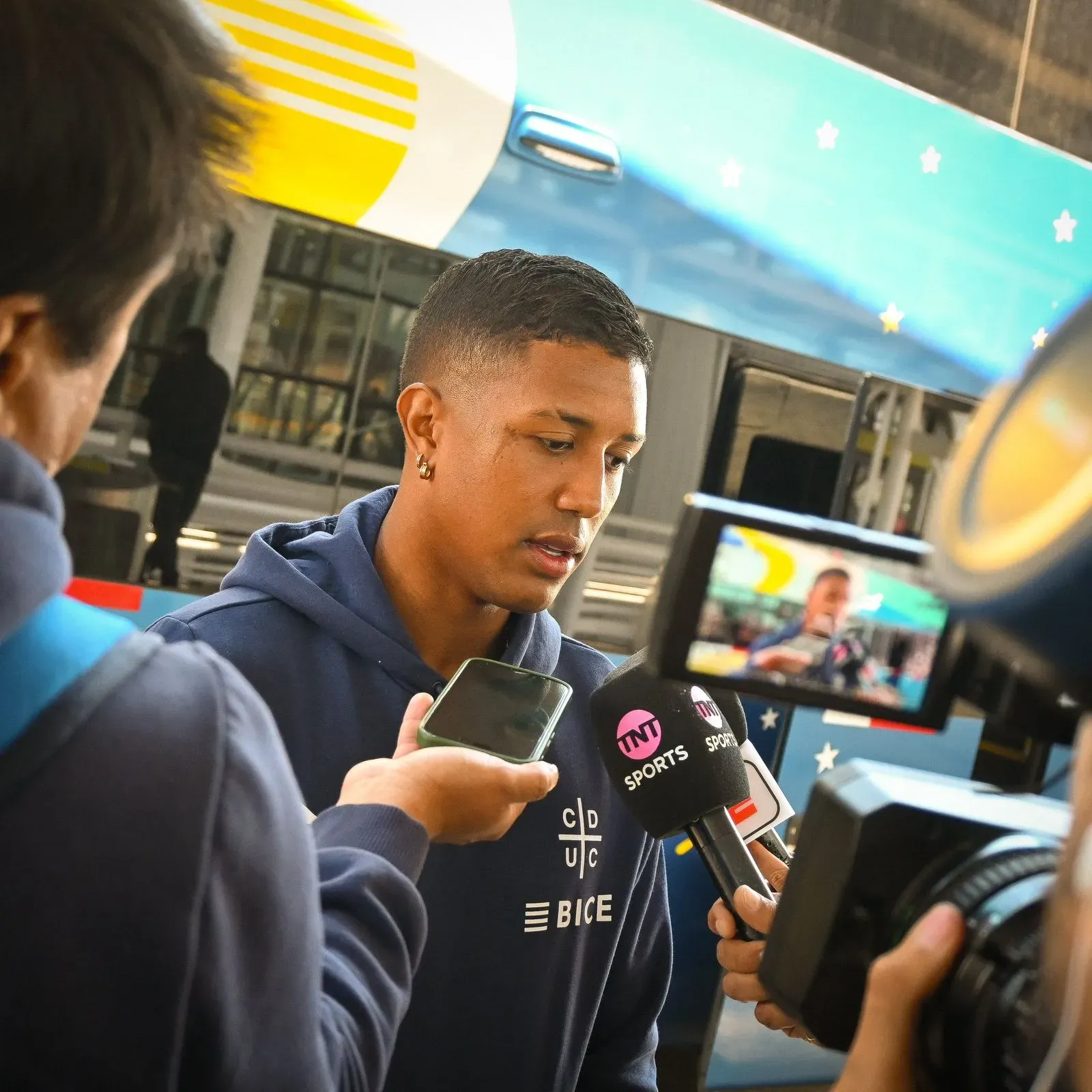 Jhojan Valencia conversó con los medios antes de volar a La Serena. Foto: Cruzados.