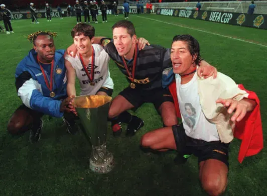 Taribo West, Javier Zanetti, Diego Simeone e Iván Zamorano festejan el título en la Copa UEFA. (Getty).