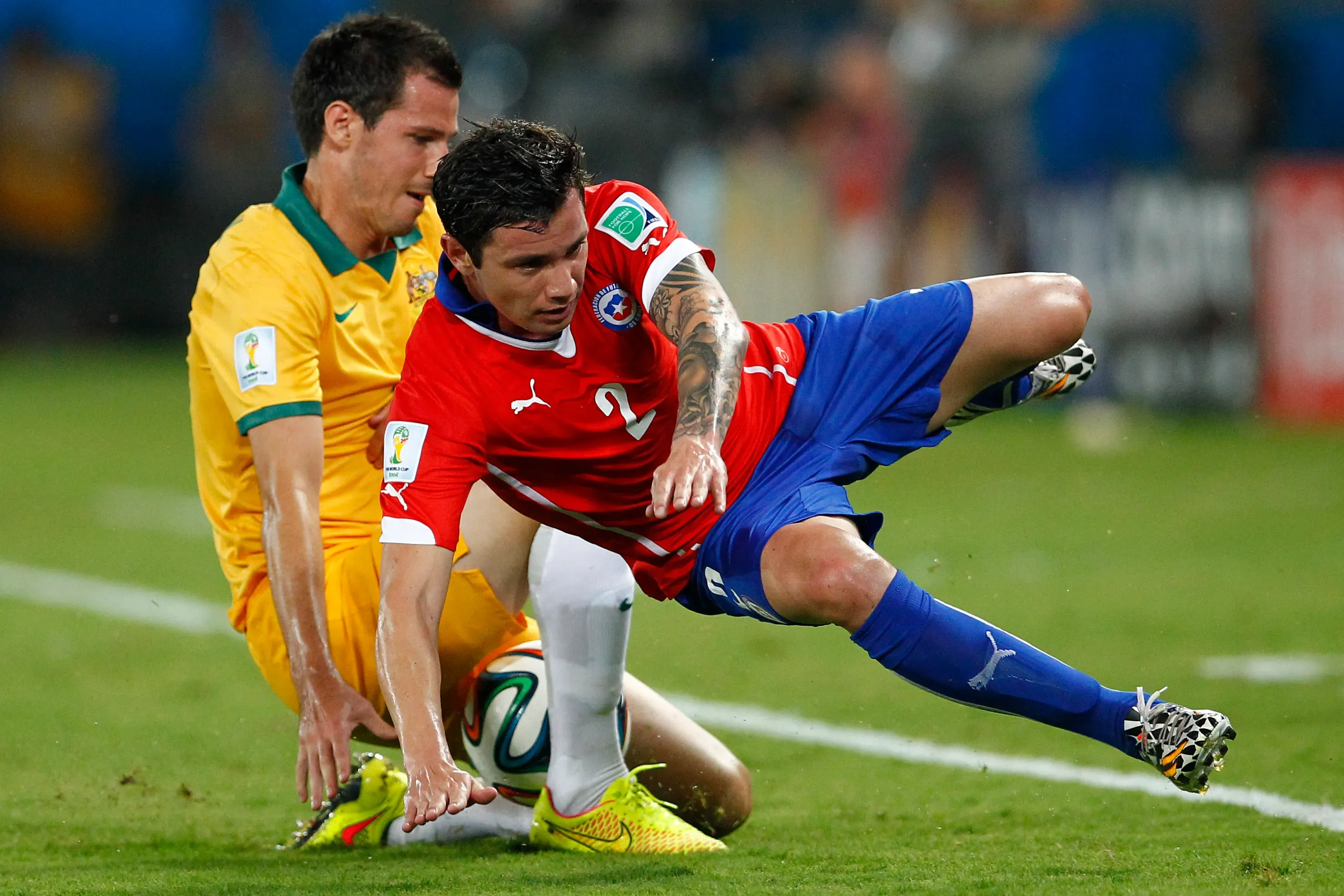 Eugenio Mena ante Australia en el Mundial de Brasil 2014. (Marcelo Hernandez/Photosport).