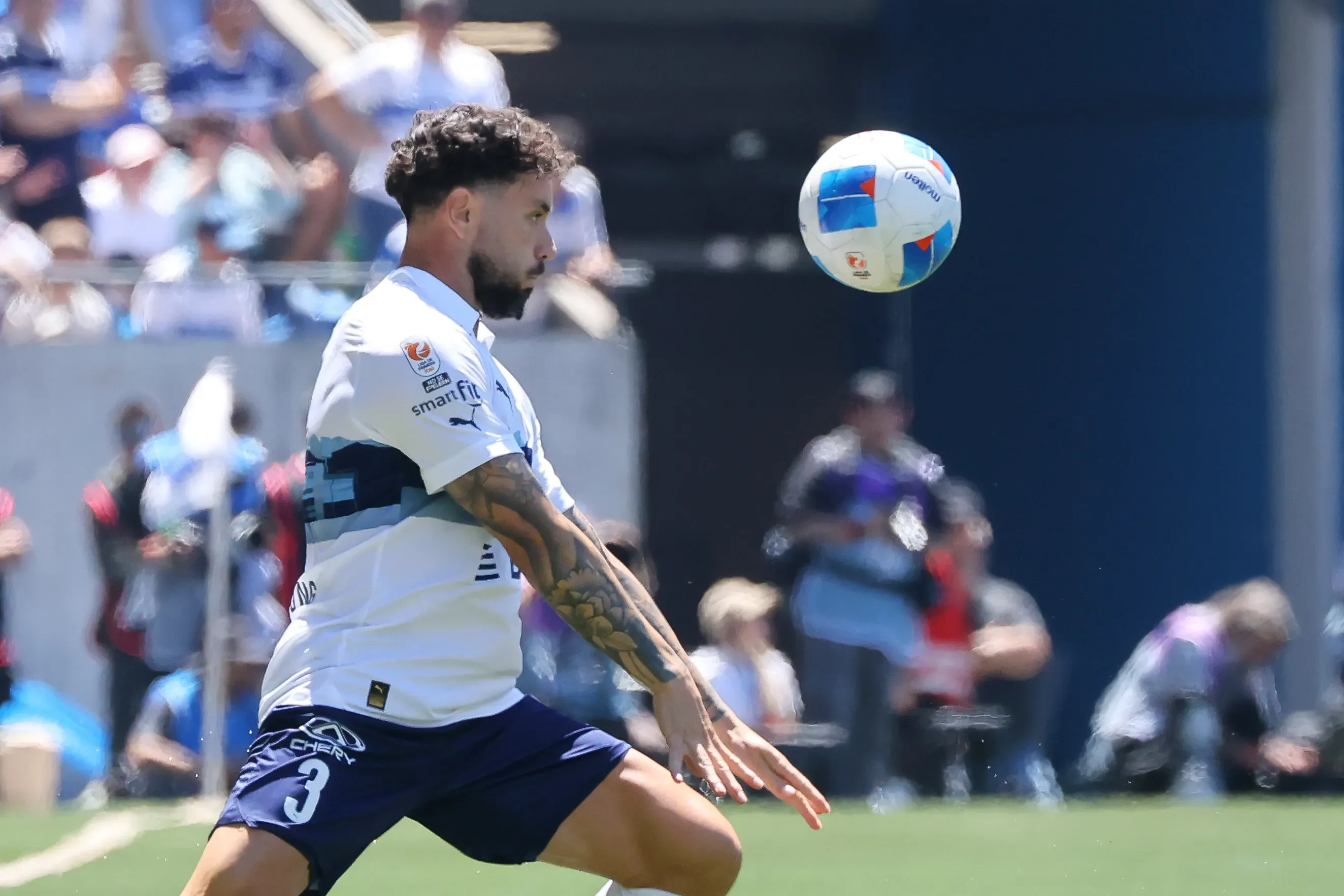 Eugenio Mena graficó el sentir del vestuario cruzado. (Jonnathan Oyarzun/Photosport).