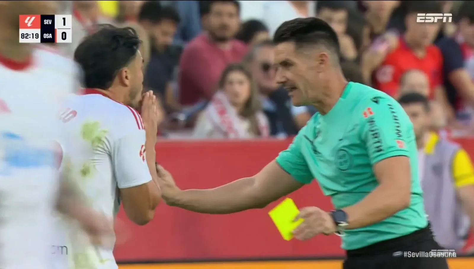 La reacción incrédula de Gabriel Suazo por esa amonestación. (Captura ESPN).