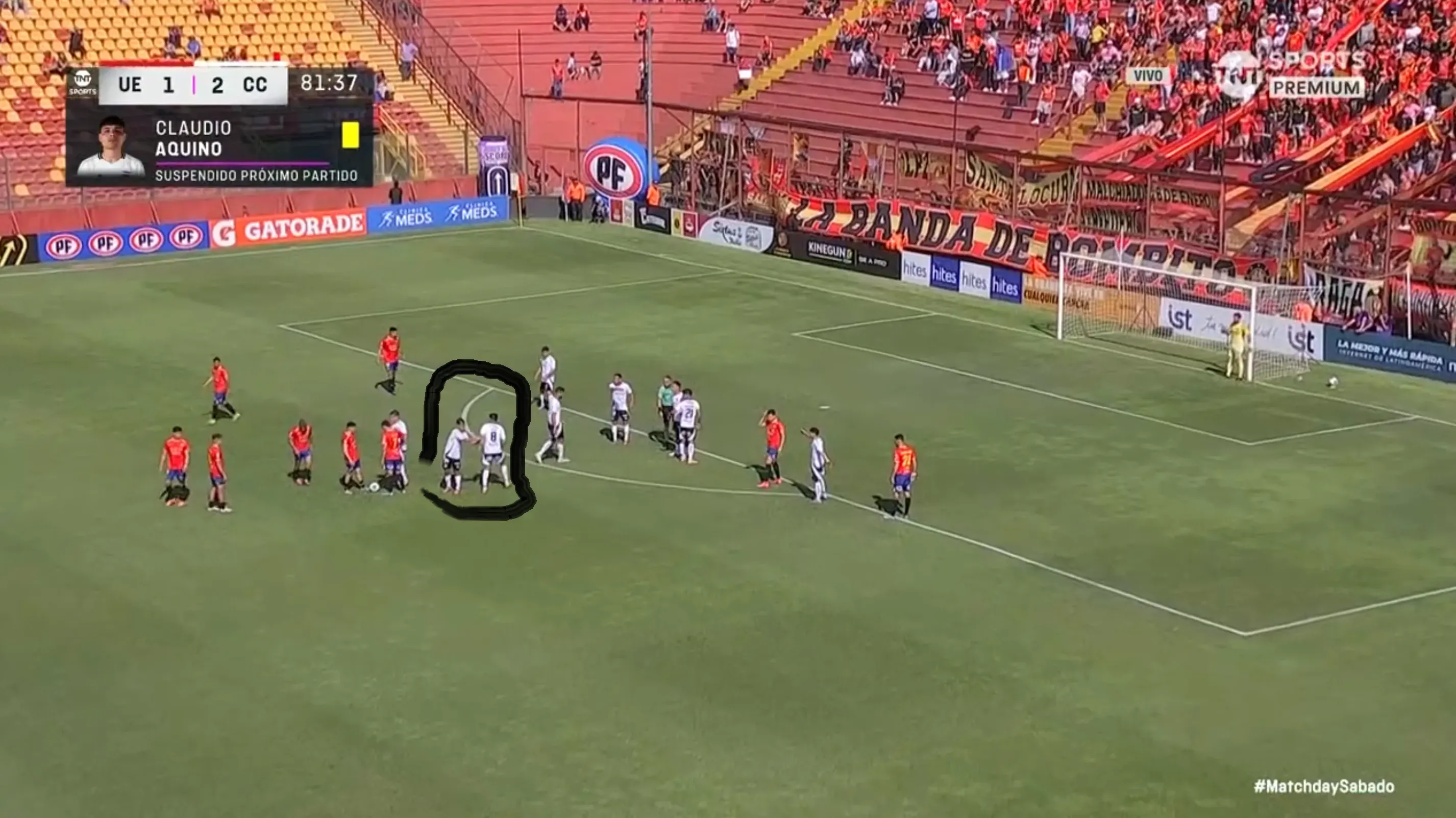 Vicente Pizarro le entrega la jineta a Esteban Pavez. (Captura TNT Sports).