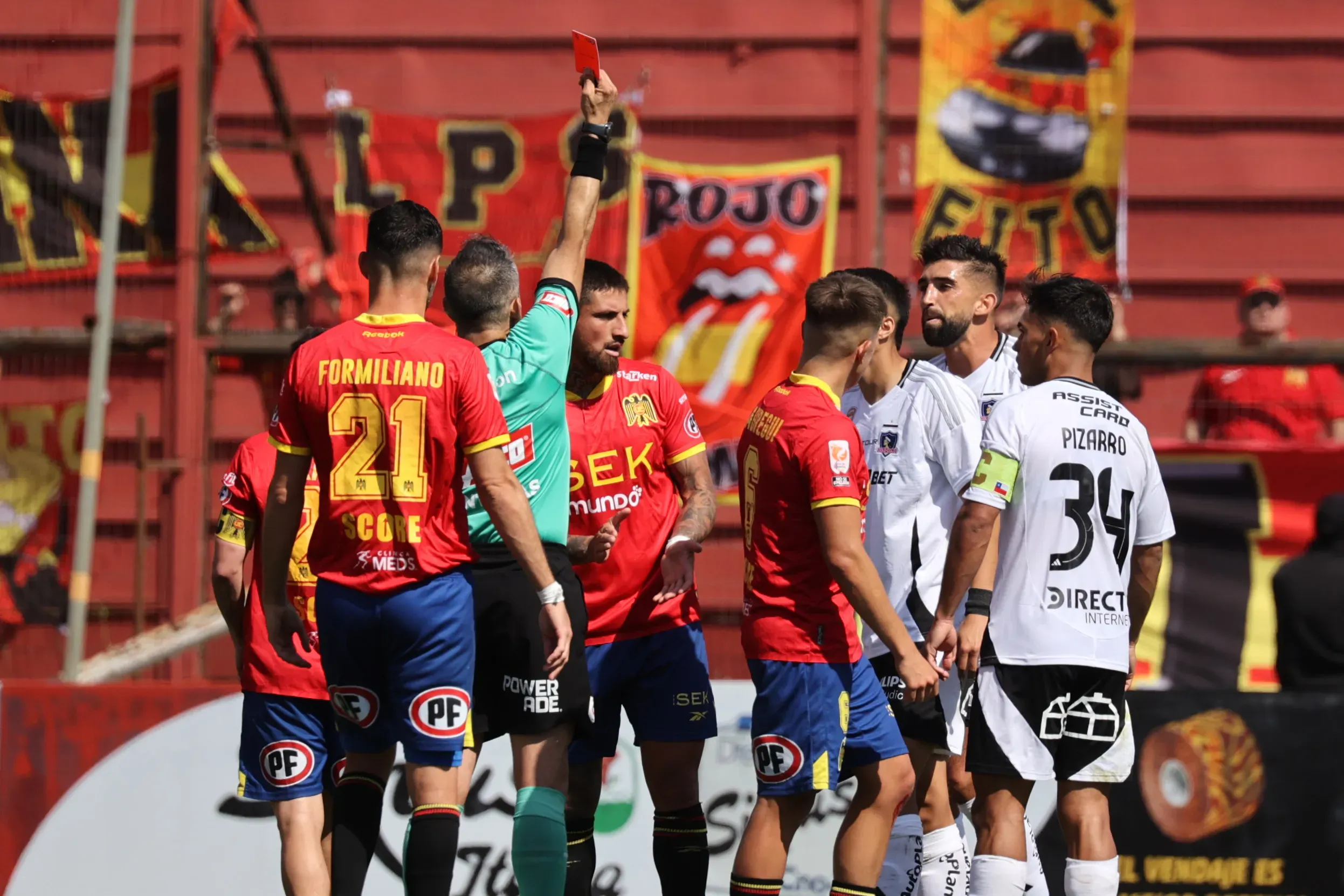 La roja a Jonathan Villagra que dejó con un hombre más a Unión Española. (Dragomir Yankovic/Photosport).