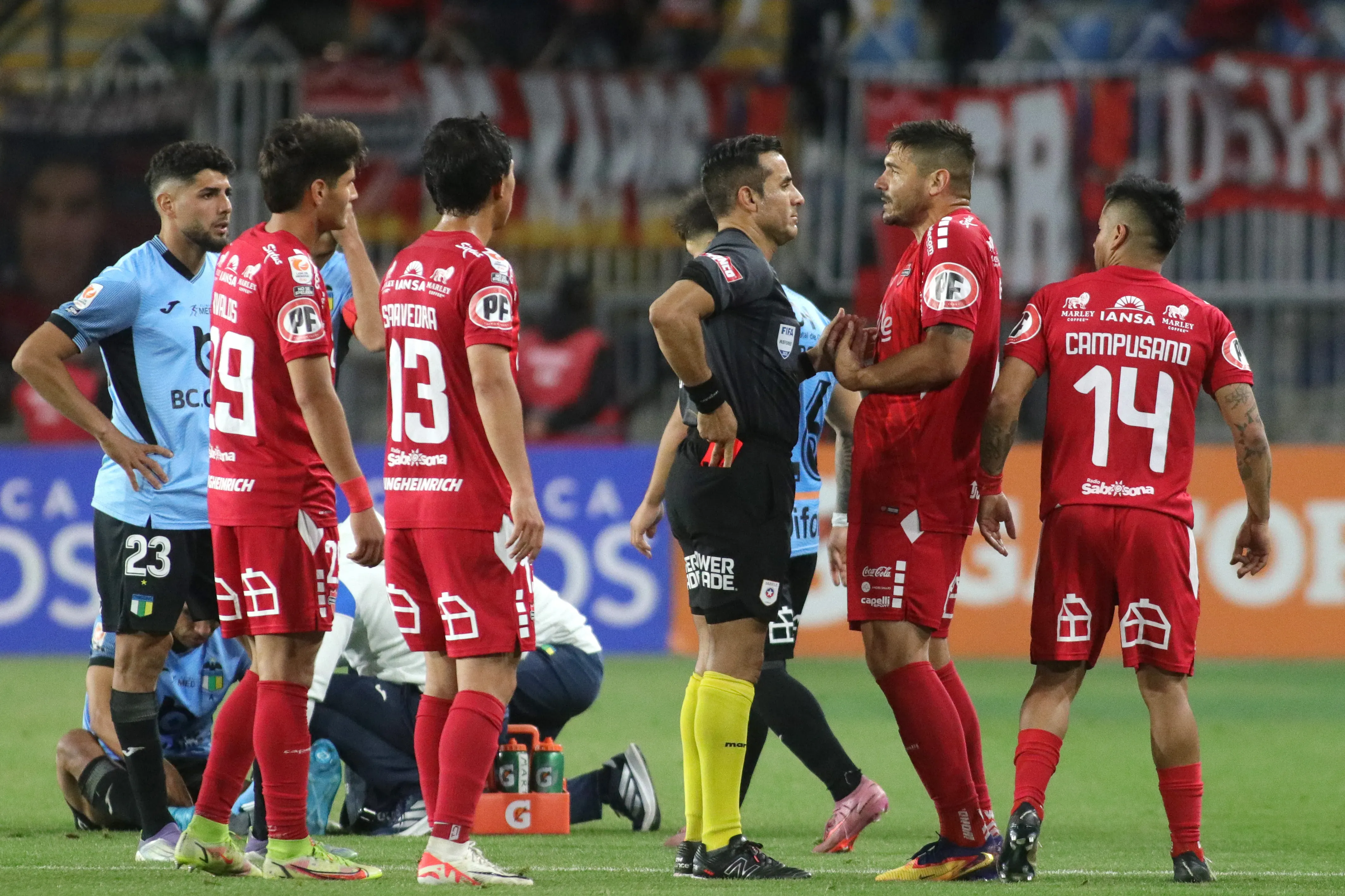 Piero Maza cambió una tarjeta amarilla por una roja directa para Graciani, quien se fue expulsado. (Jorge Loyola/Photosport).