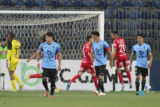 Así celebró Federico Mateos su gol ante el Capo de Provincia. (Jorge Loyola/Photosport).