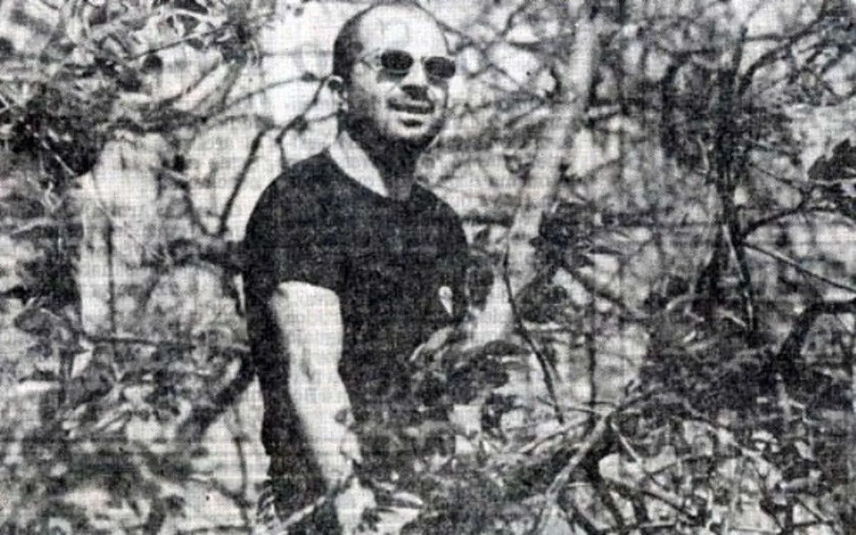 Sampaoli dirigiendo desde un árbol. Imagen: archivo