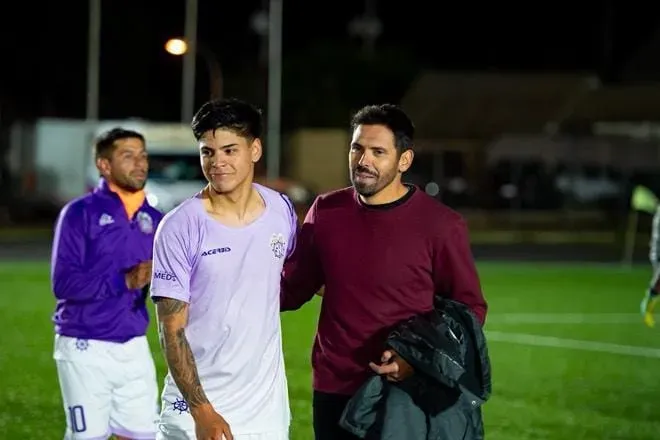Fernando Gutiérrez junto a Alan Riquelme, un formado en Palestino que dirigió en el SAU.