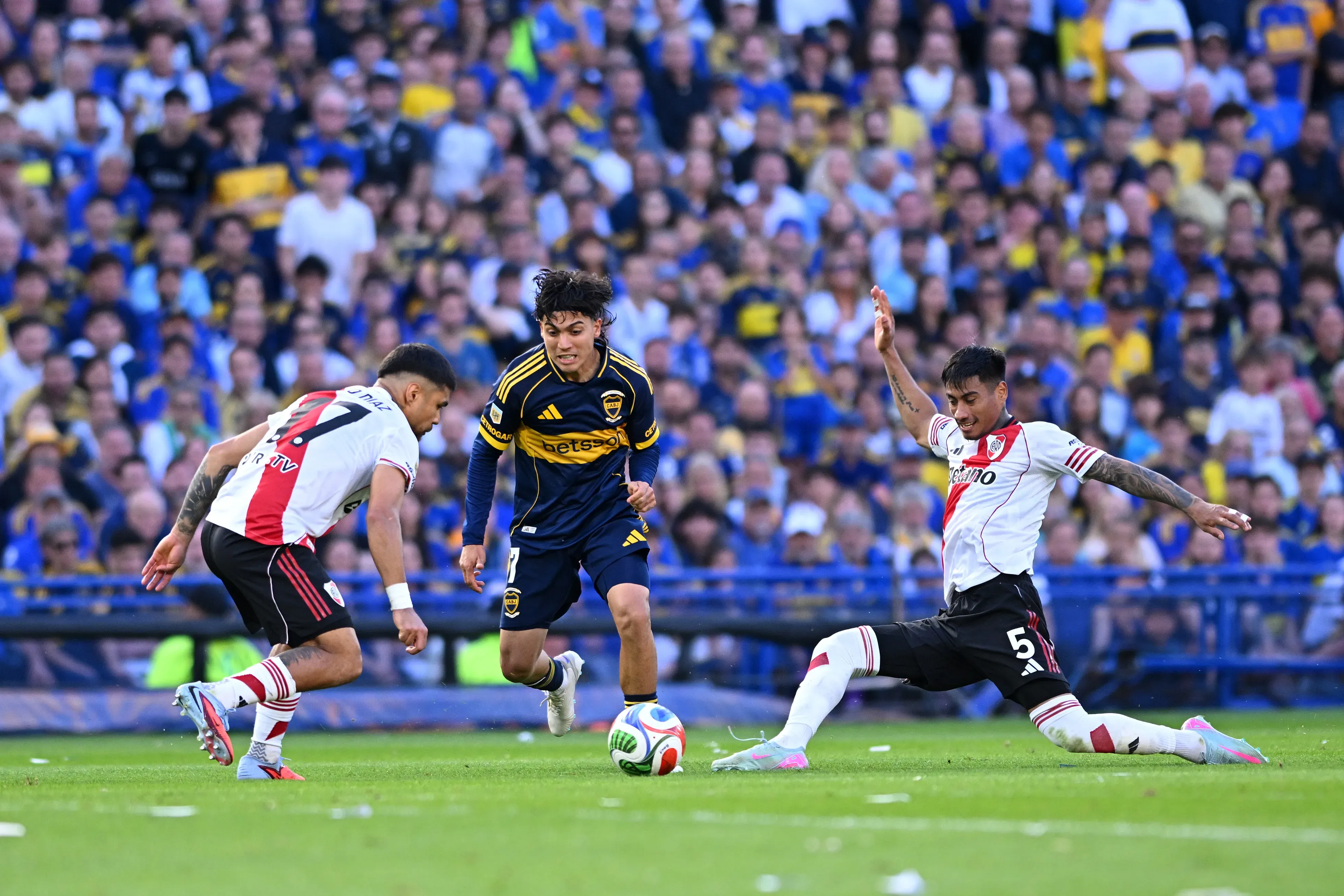Paulo Díaz estuvo lejos de tener un buen partido en el Superclásico argentino. | Foto: Getty Images.