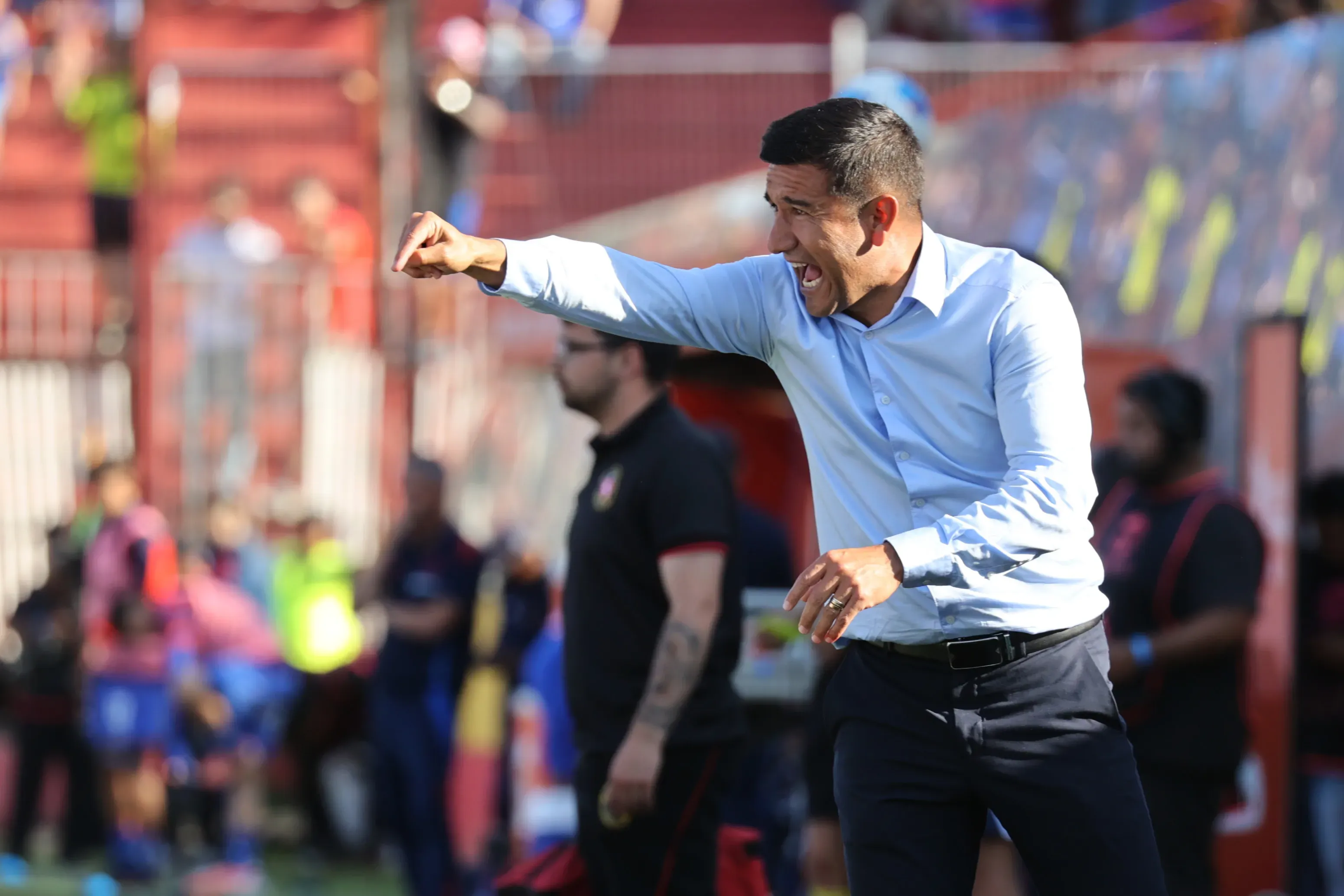 Víctor Rivero da indicaciones ante U de Chile en Santa Laura. (Dragomir Yankovic/Photosport).