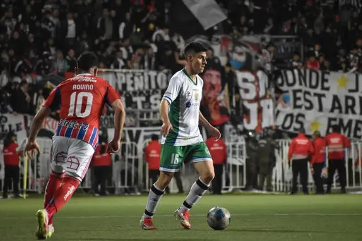 Martín Ormeño en acción en el amistoso que Puerto Montt le ganó a Colo Colo. (Foto: Instagram).