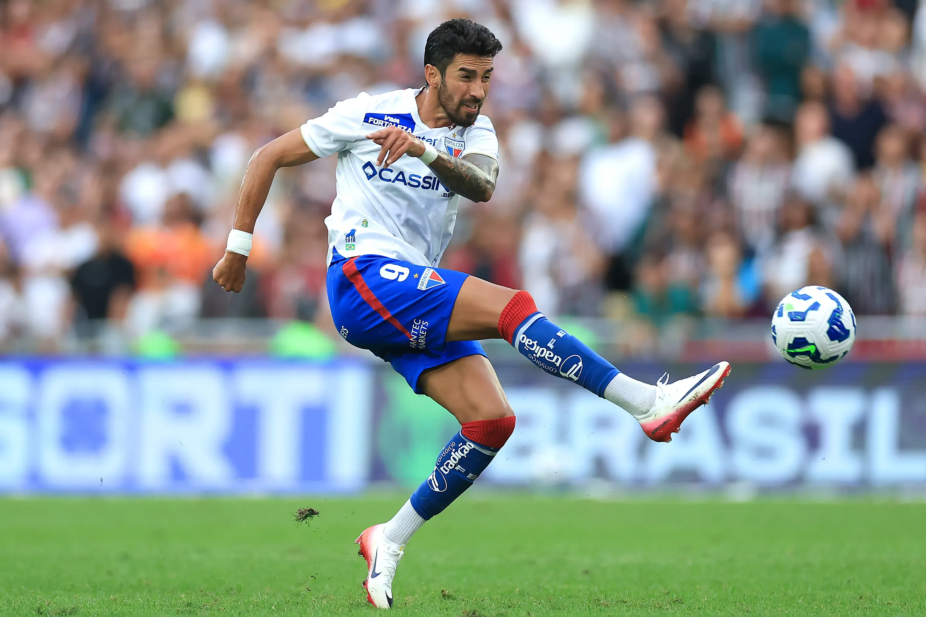 Juan Martín Lucero está atravesando un 2025 complejo a nivel grupal y personal. Por lo mismo, hay dudas sobre su aporte en Colo Colo y Universidad de Chile. | Foto: Getty Images.