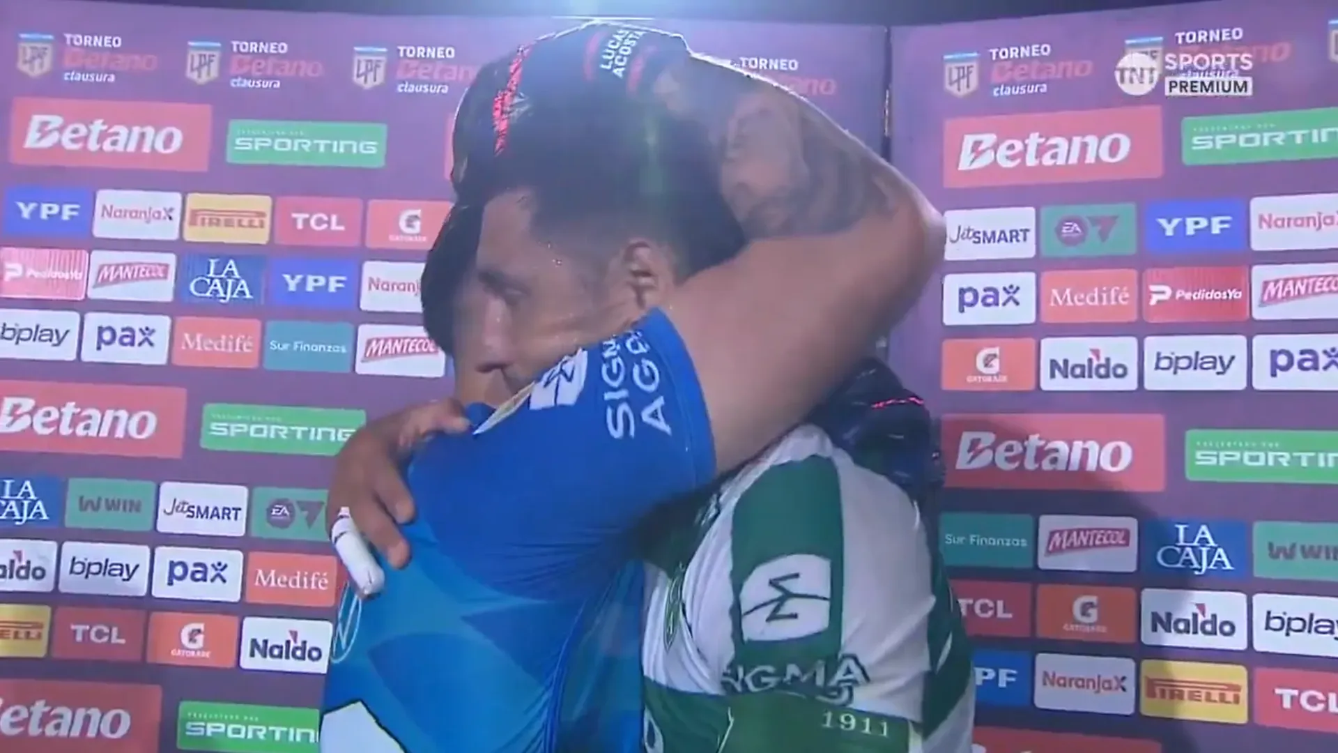 El abrazo entre el Chaco Insaurralde y el portero de Sarmiento Lucas Acosta. (Captura TNT Sports).