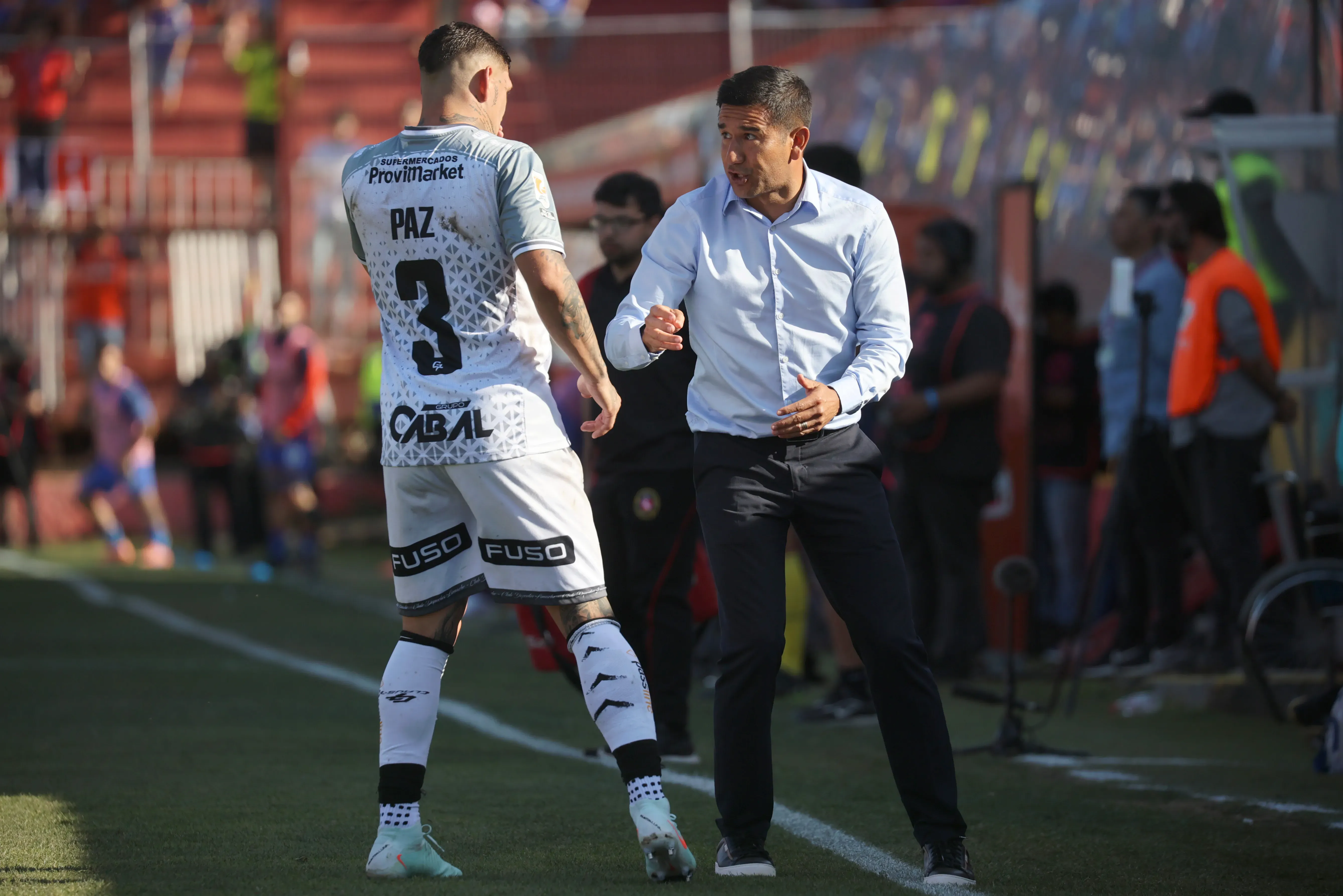 Víctor Rivero le da indicaciones a Gonzalo Paz en Deportes Limache. (Dragomir Yankovic/Photosport).