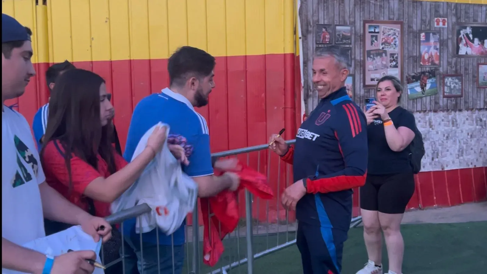 Gustavo Álvarez con los hinchas de U de Chile.