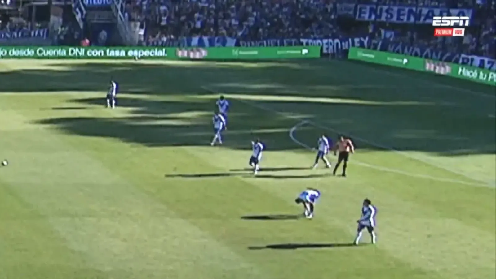 El momento en que el martillo rebota en la cancha e impacta al árbitro.