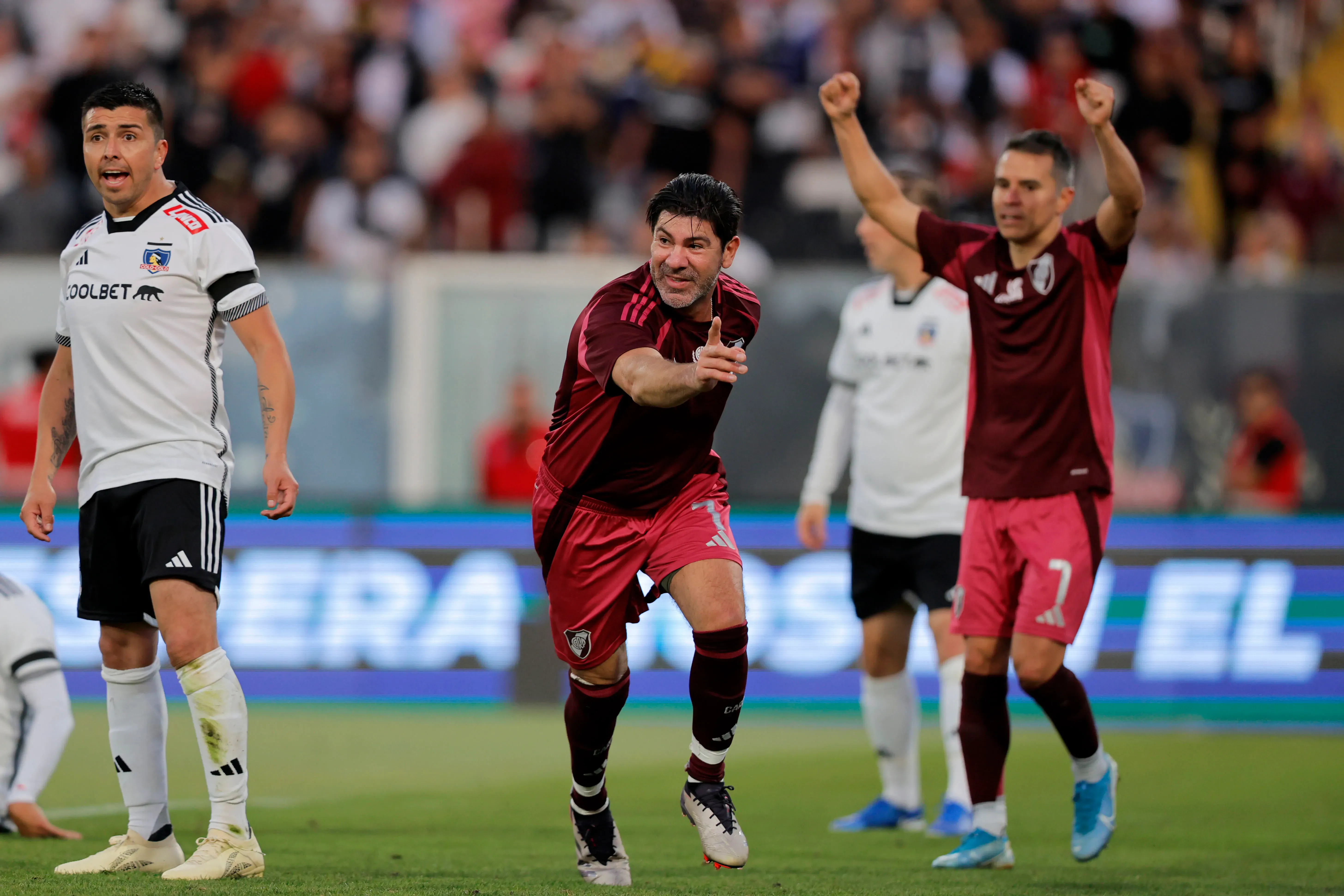 Marcelo Salas jugó con Javier Saviola por los históricos de River ante Colo Colo. Imagen: Photosport