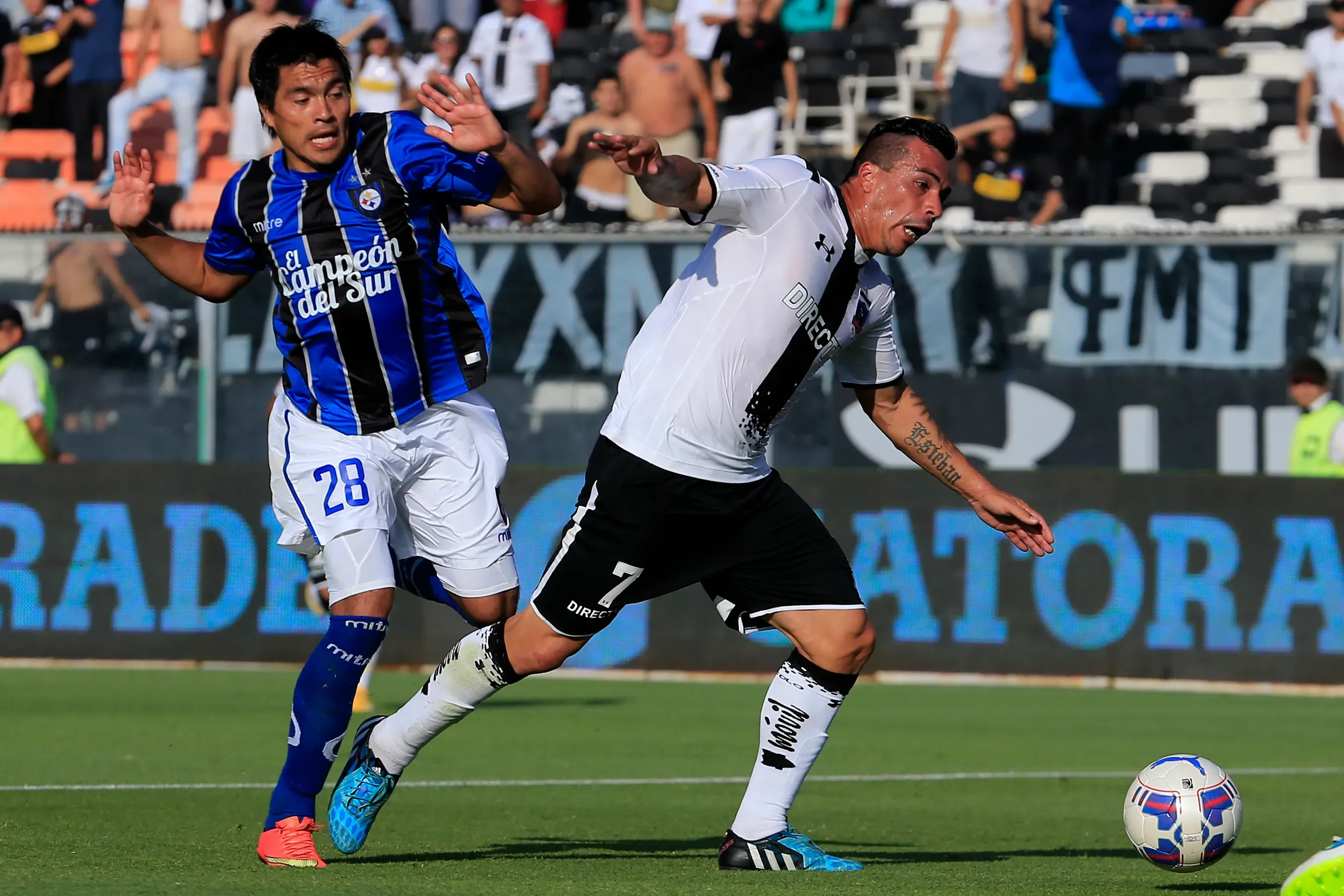 Esteban González marca a Esteban Paredes en un duelo entre Huachipato y Colo Colo. (Andres Pina/Photosport).