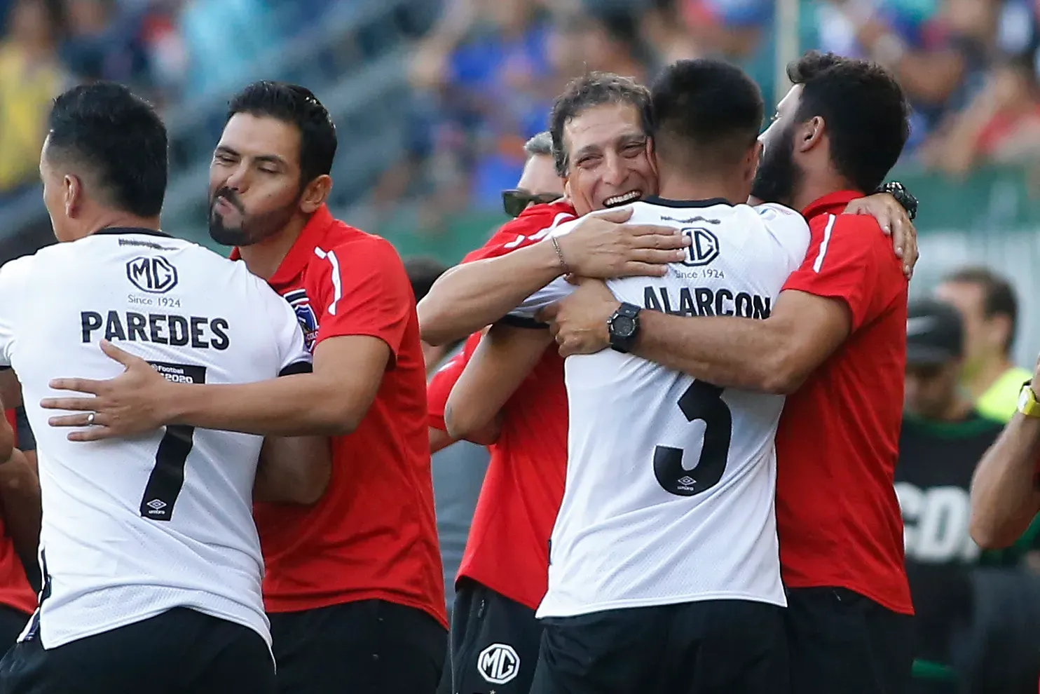 El cuerpo técnico de Mario Salas ganó una Copa Chile en Colo Colo y así la festejó. (Raul Zamora/Photosport).