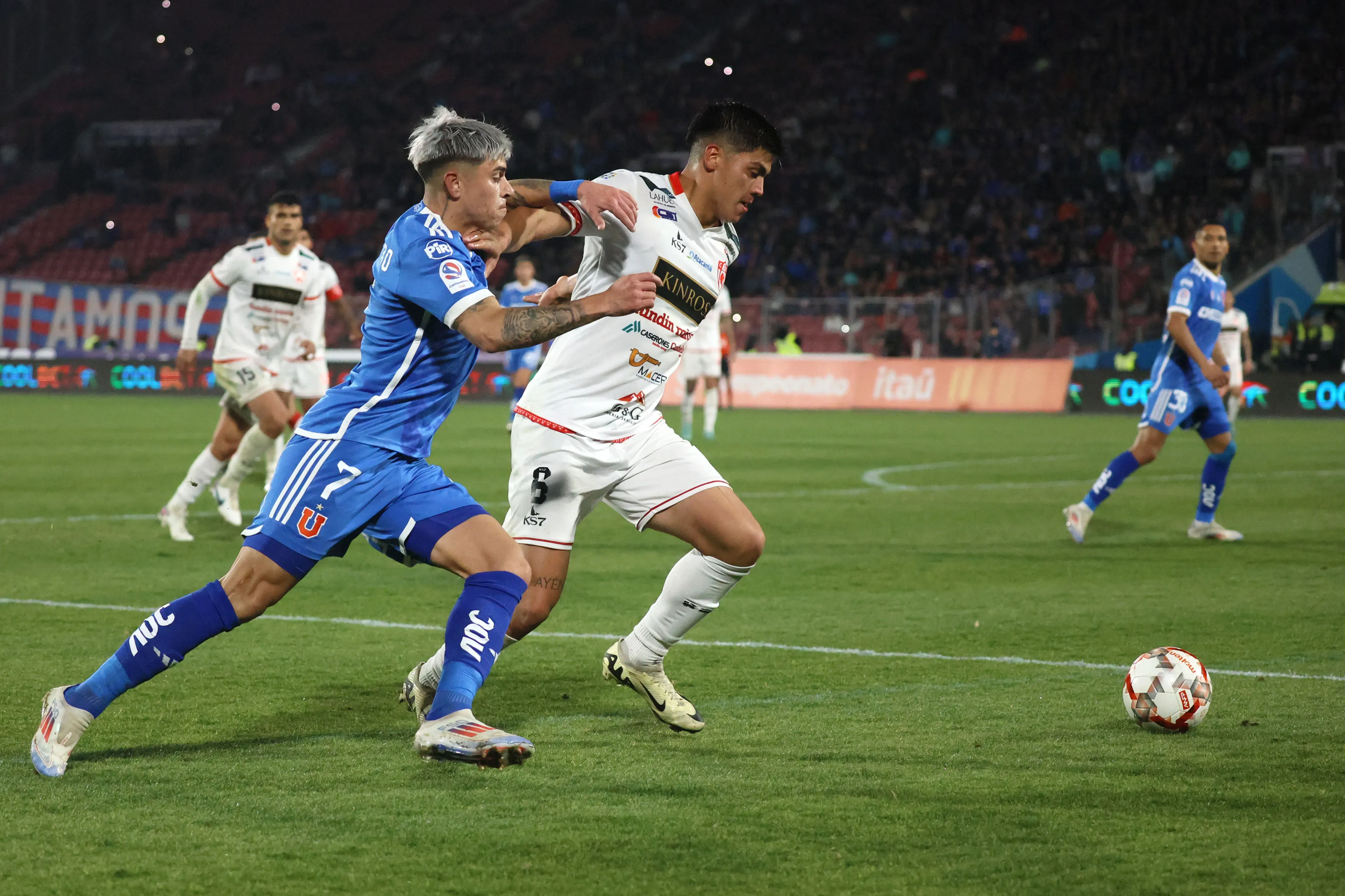 Francisco Calisto ante Maxi Guerrero en un duelo entre el León de Atacama y Universidad de Chile. (Dragomir Yankovic/Photosport).