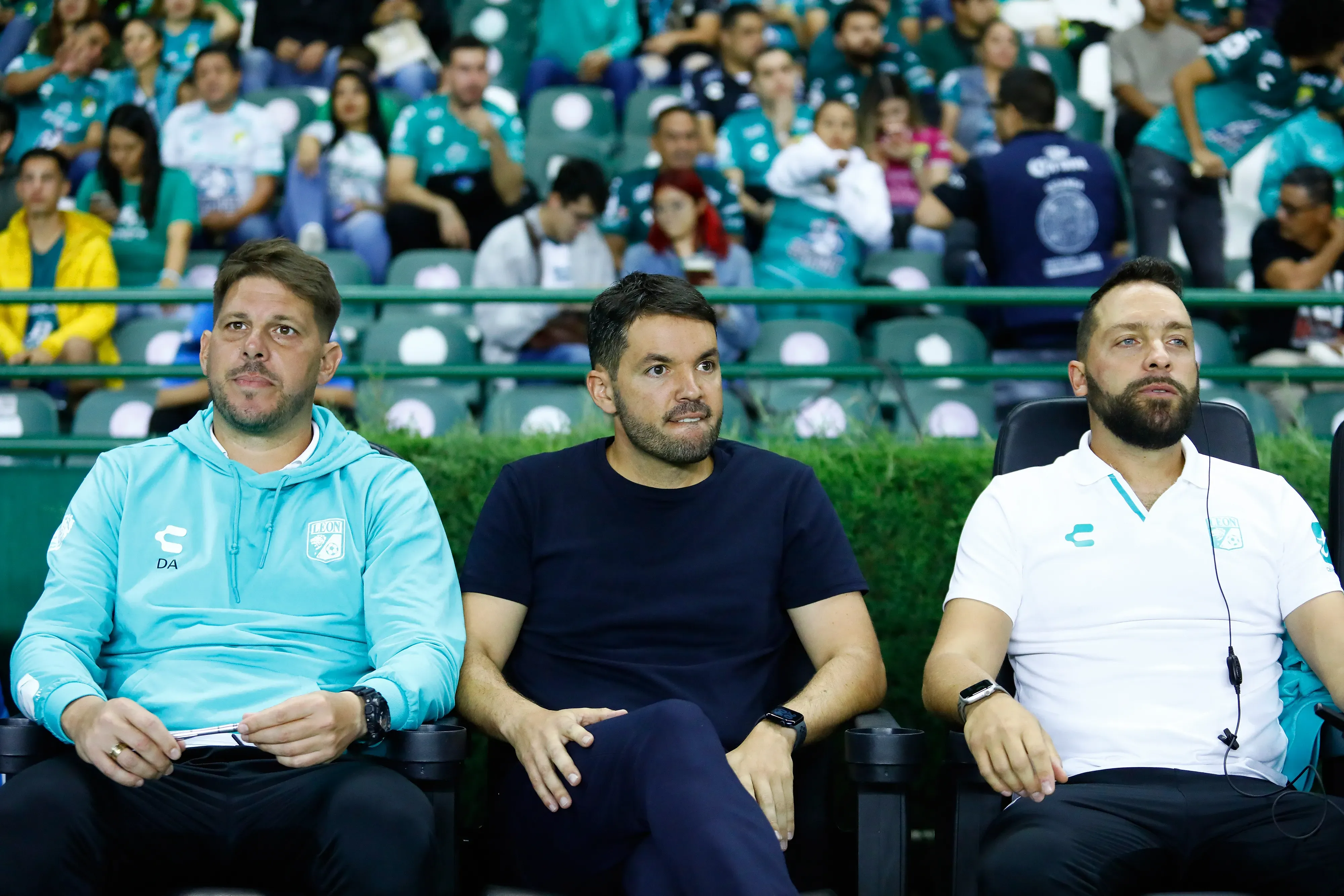 Damián Ayude en el staff de Larcamón en el León de México. (Leopoldo Smith/Getty Images).