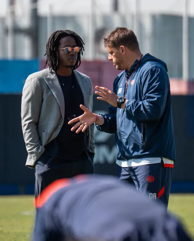 Damián Ayude junto a Carlos Sánchez, el gerente deportivo de San Lorenzo.