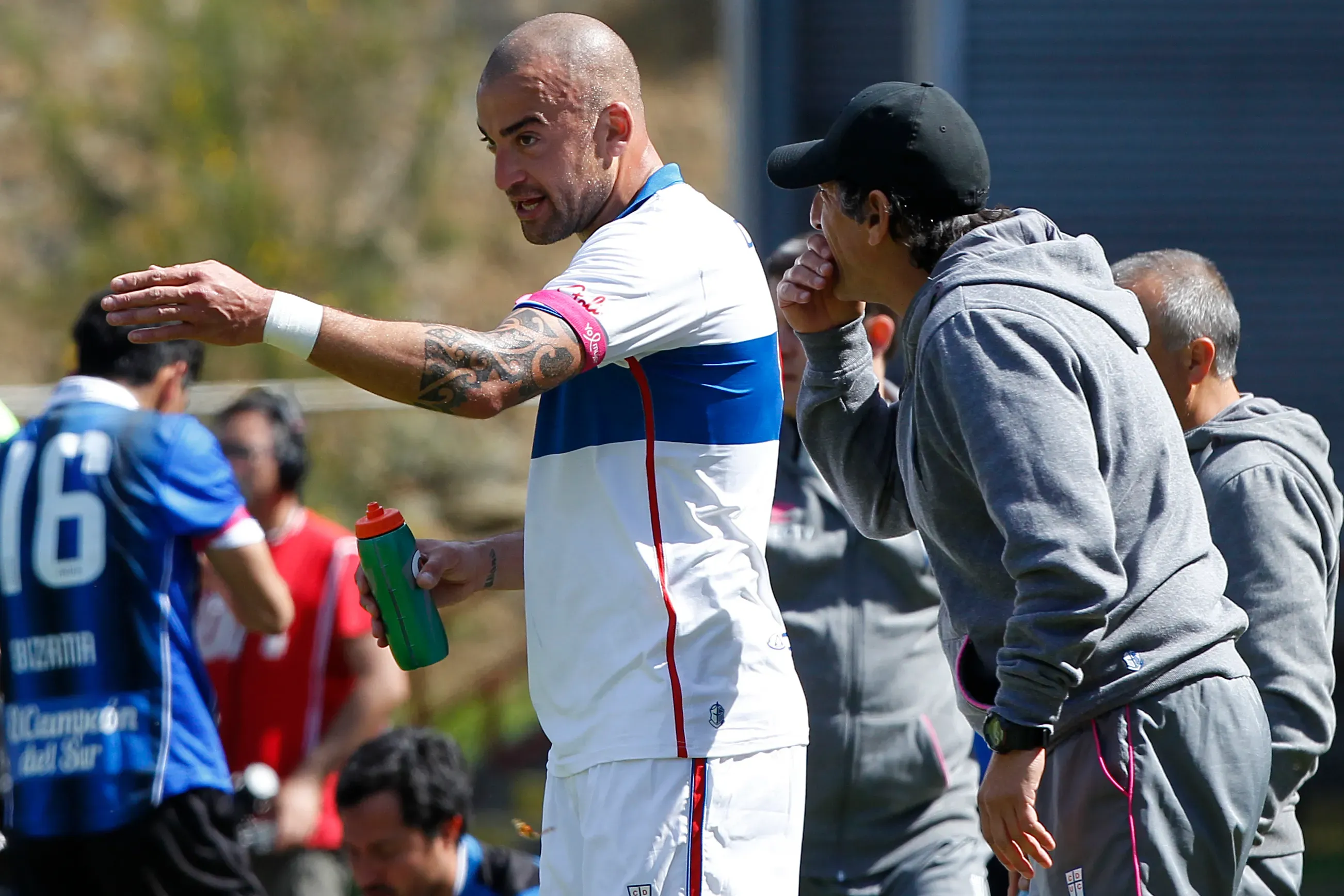 Mario Salas le da indicaciones a Santiago el Tanque Silva. (Dragomir Yankovic//Photosport).