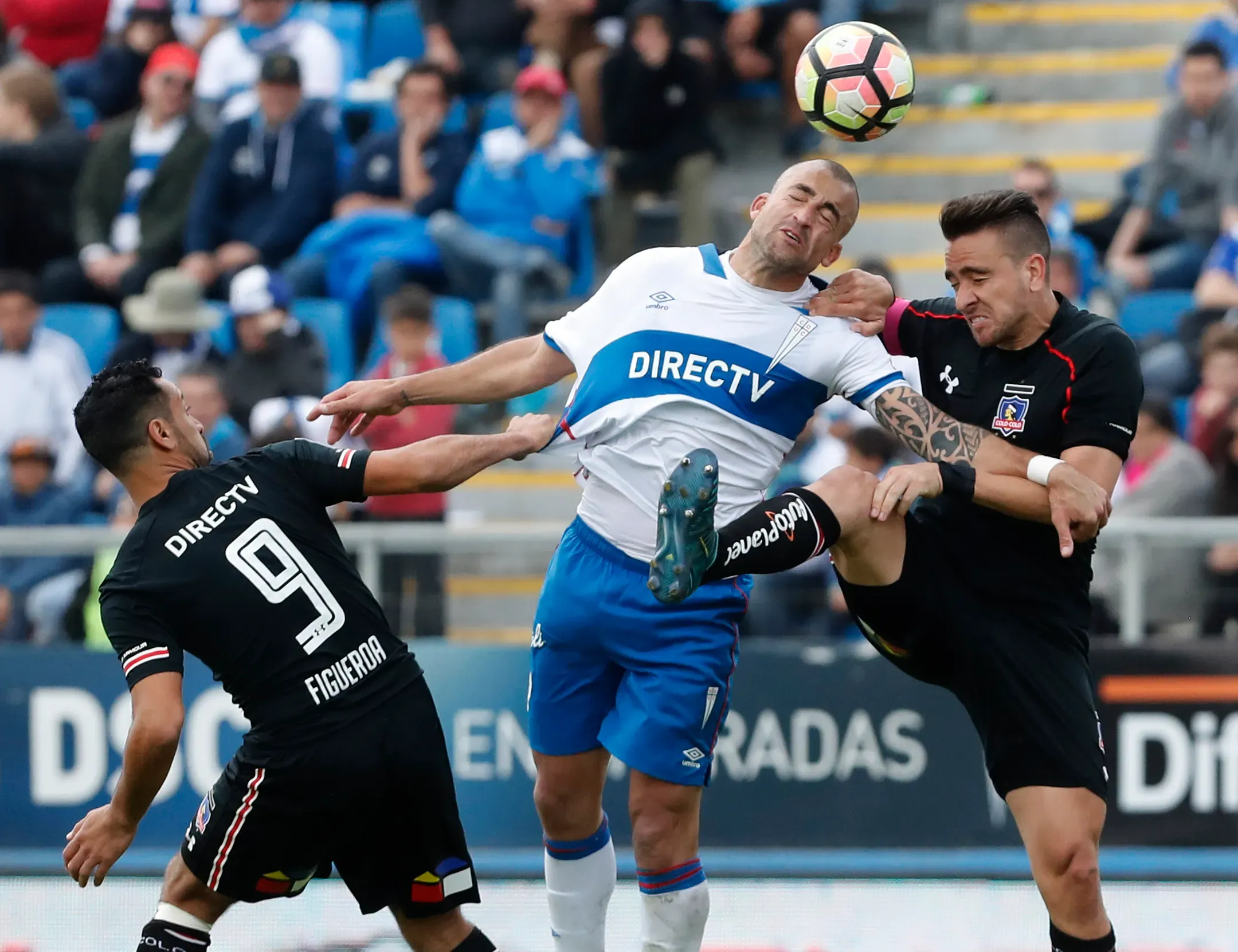 El Tanque Silva disputa un balón ante Matías Zaldivia, en aquel entonces en Colo Colo. (Martin Thomas/Photosport).