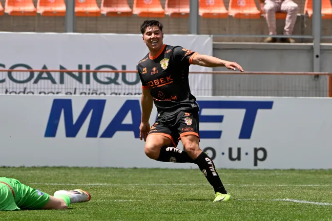 Aldrix Jara celebra uno de sus nueve goles en la campaña 2025. (Pedro Tapia/Photosport).