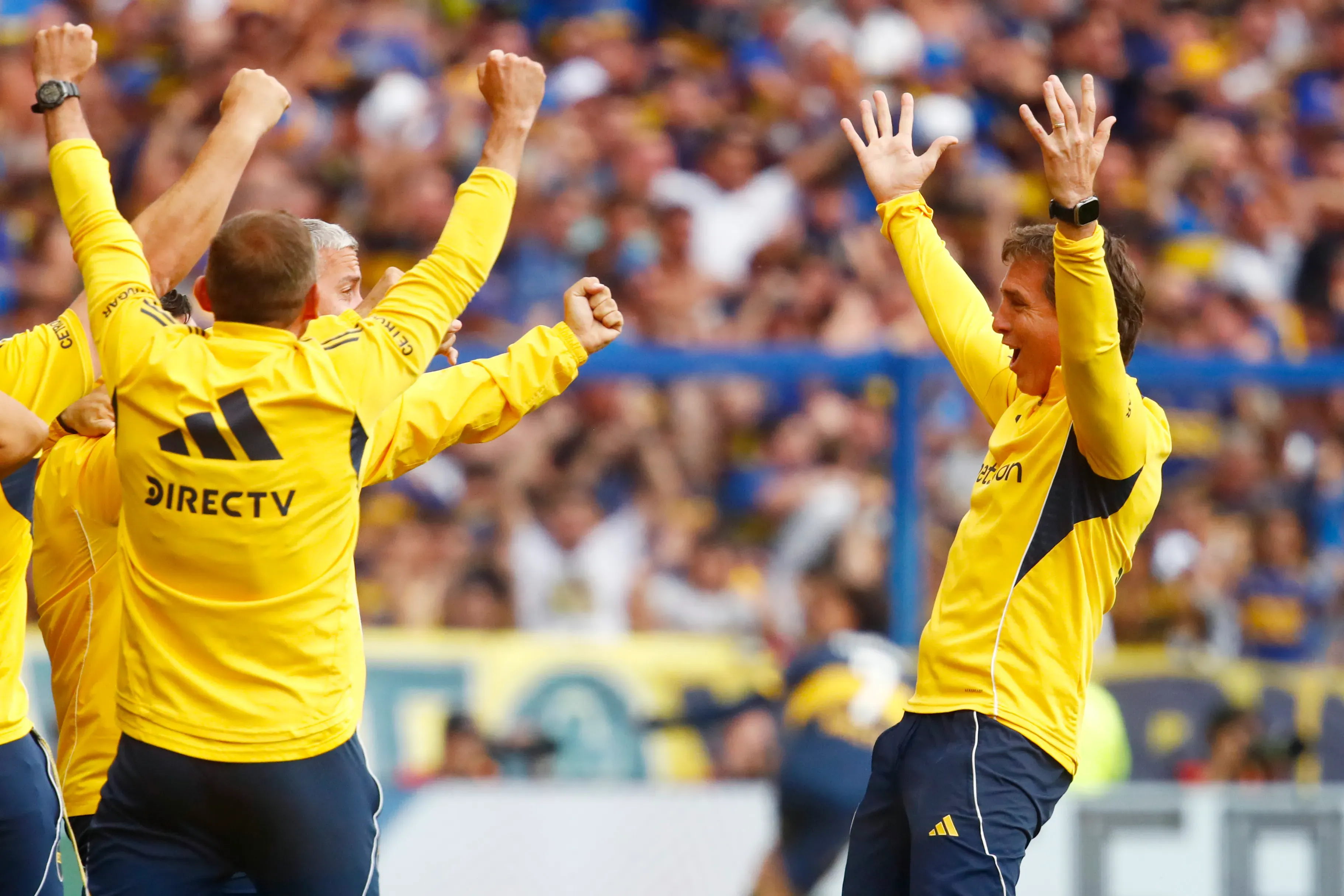 El festejo de Claudio Úbeda y su staff técnico en La Bombonera ante River Plate. (Marcos Brindicci/Getty Images).
