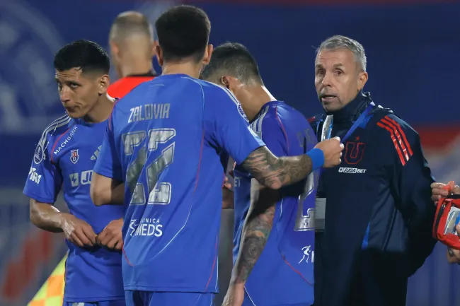 Gustavo Álvarez aseguró públicamente que necesitaba más plantel en la U. Foto: Andres Pina/Photosport