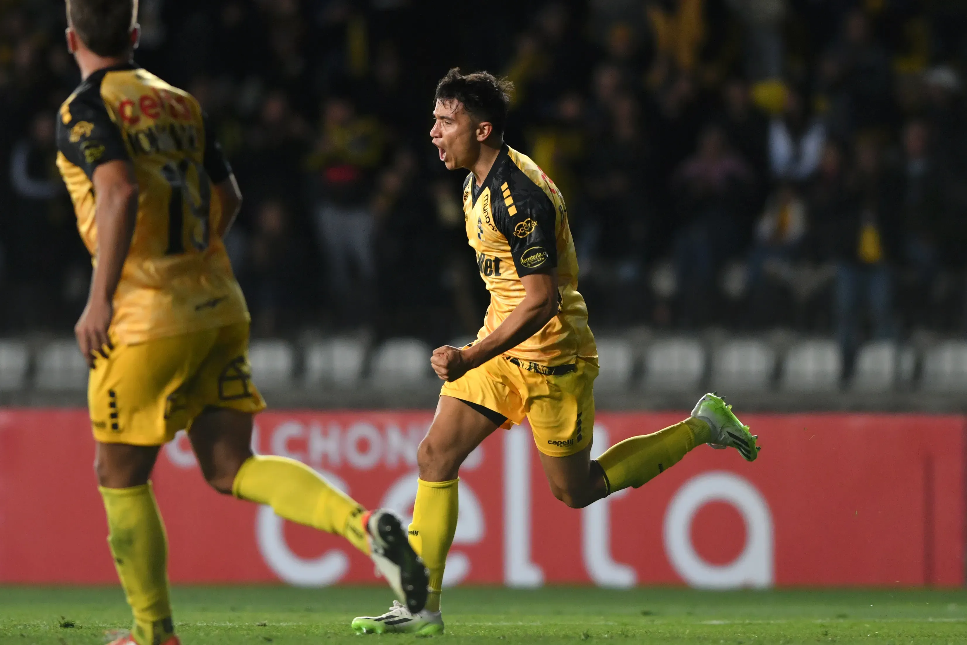 El festejo de Bruno Cabrera tras superar una seria lesión en Coquimbo Unido. (Alejandro Pizarro Ubilla/Photosport).