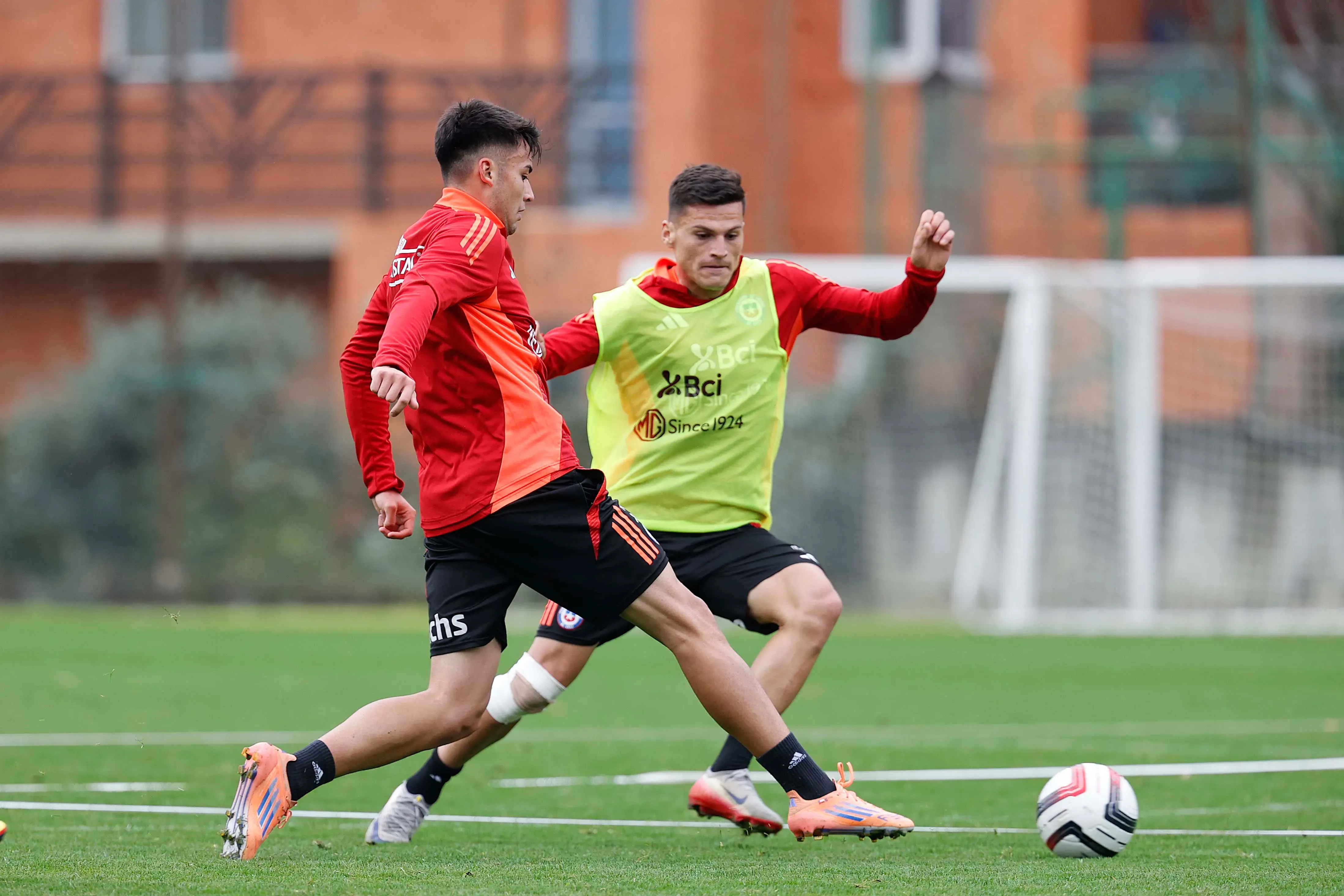 Lucas Cepeda no se vio en la primera práctica de Chile y este miércoles, en su aparición, lo hizo con un vendaje que asusta a Colo Colo. Foto: Comunicaciones FFCh.