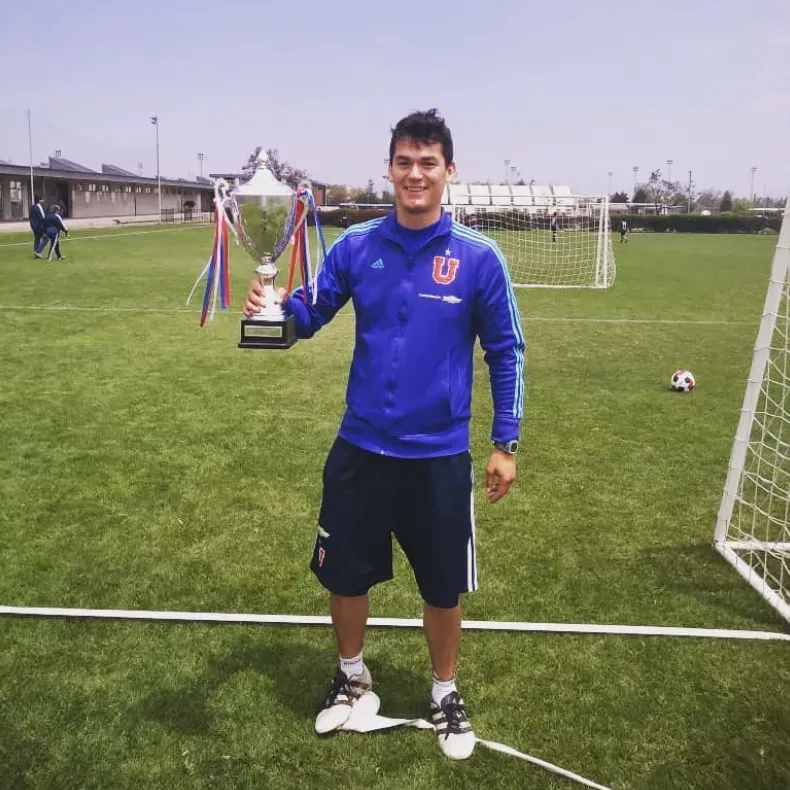 Manuel Sánchez en su época de la escuela femenina de la U. (Captura Instagram).