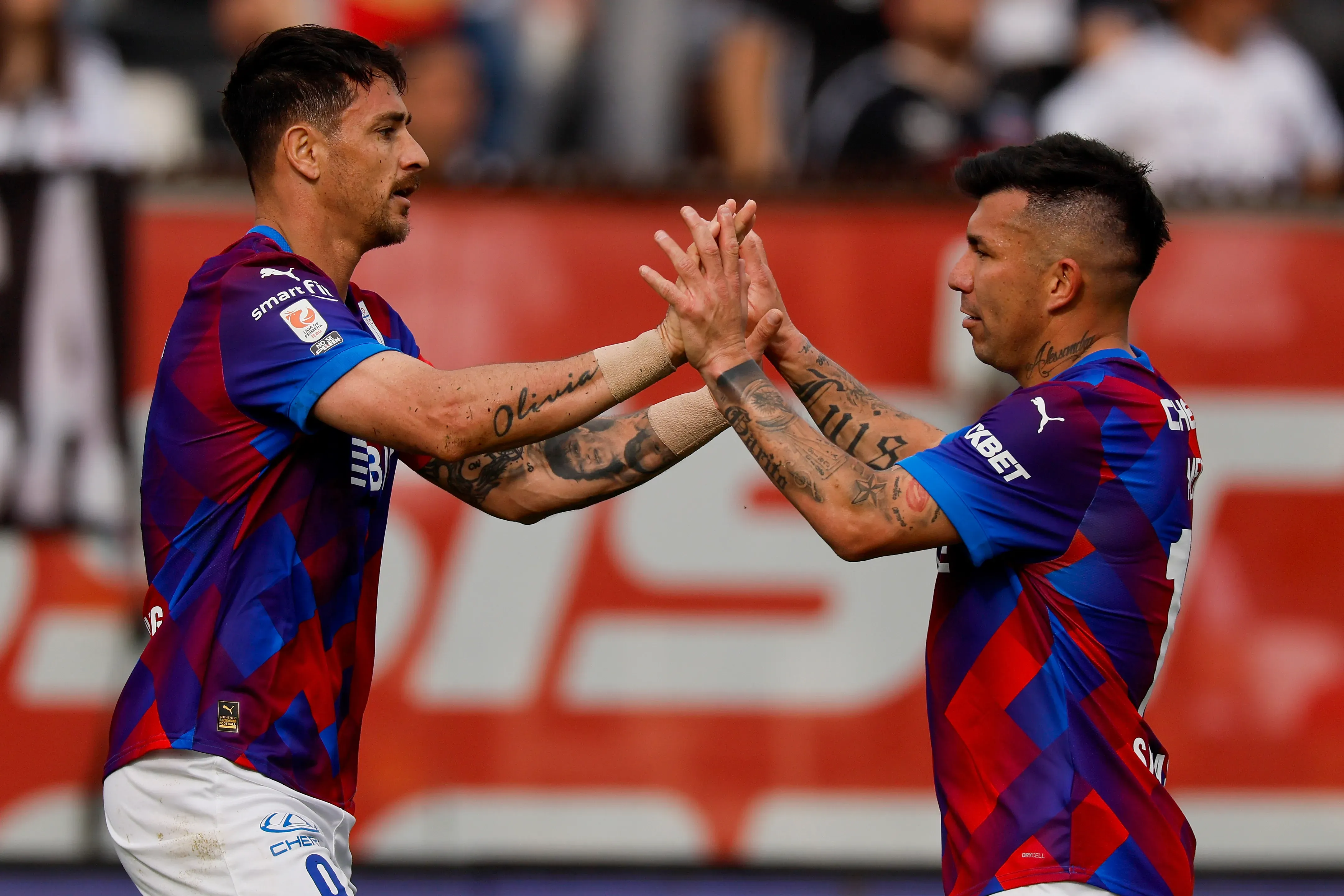 U. Católica trabaja en las renovaciones de Fernando Zampedri y Gary Medel | Photosport
