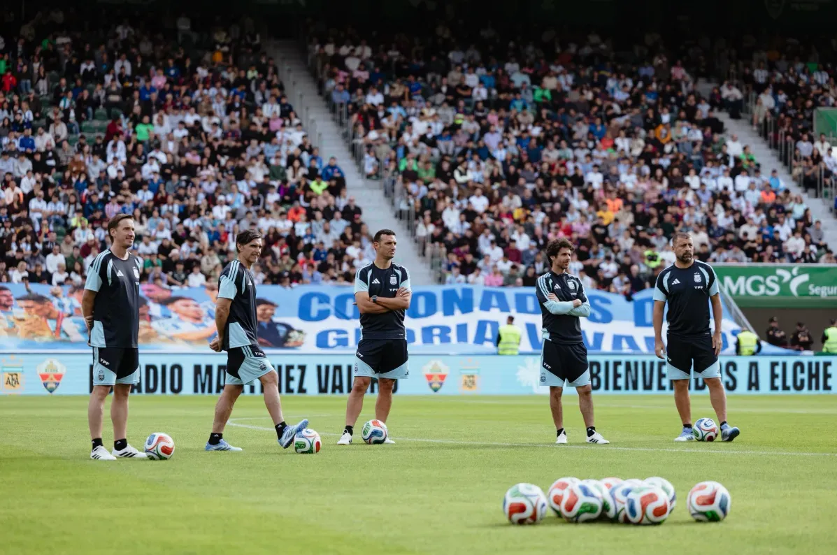 Lionel Scaloni y su cuerpo técnico en el estadio del Elche. (Foto: Argentina).