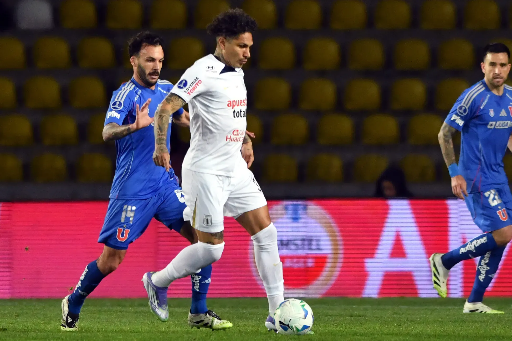 Paolo Guerrero aguanta la marca de Sebastián Rodríguez en el duelo de Alianza Lima vs U de Chile. (Alejandro Pizarro Ubilla/Photosport).