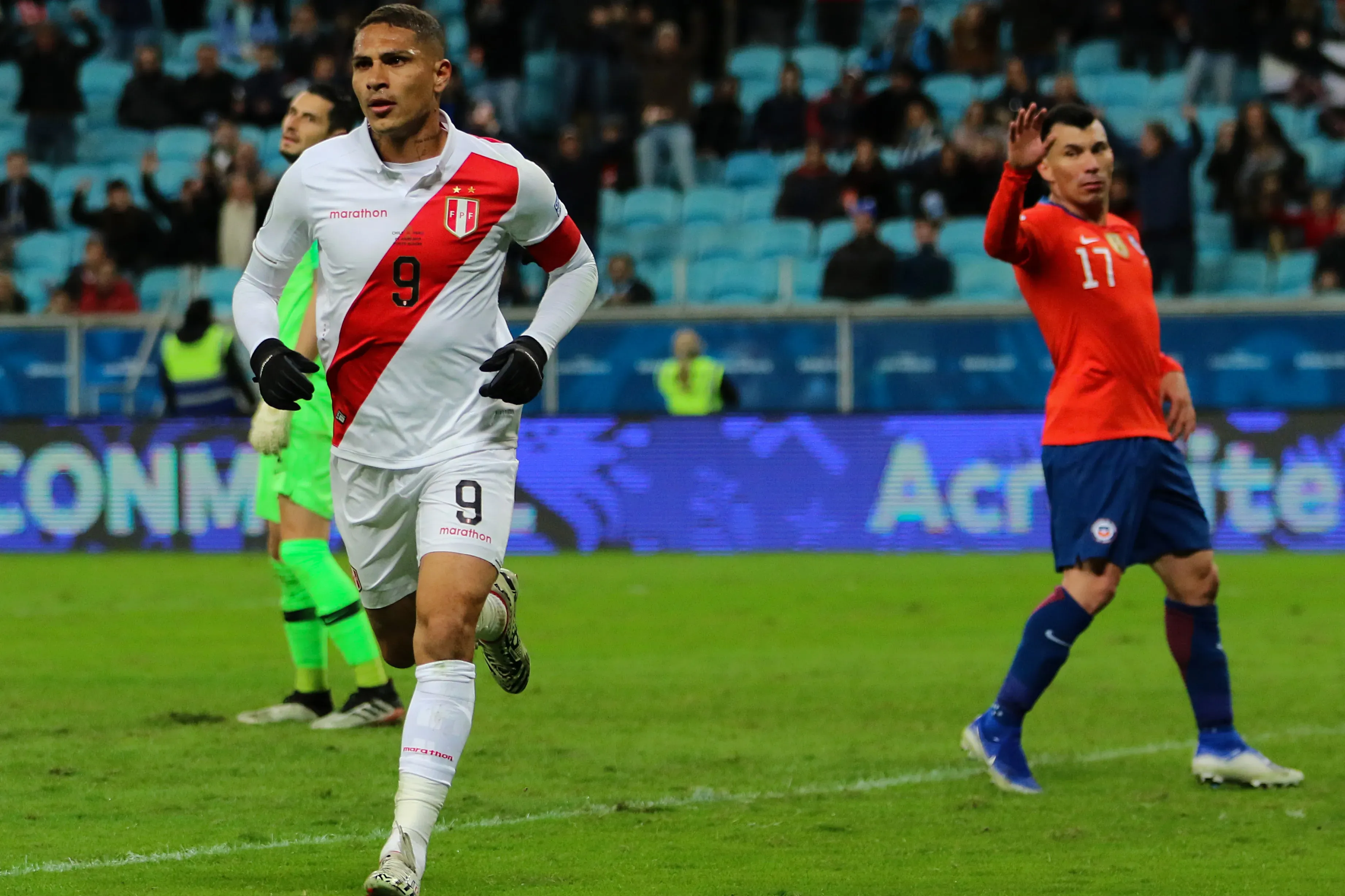 Paolo Guerrero le anotó a Chile en la Copa América 2019. (Max Peixoto/Dia Esportivo/Photosport).